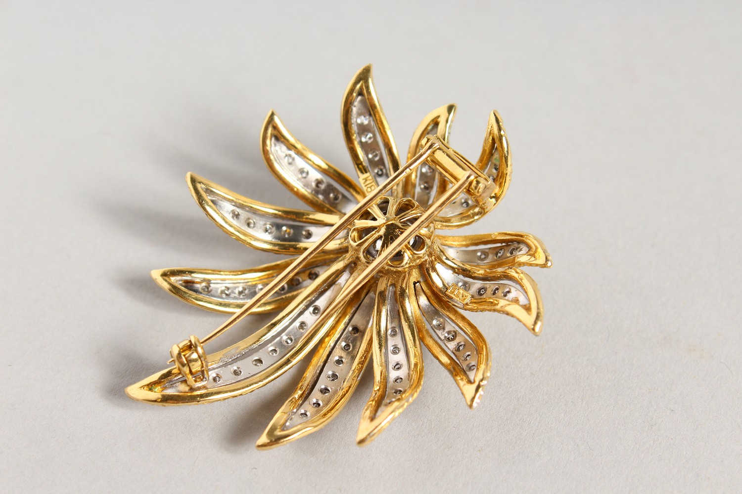 A GOOD 18CT GOLD AND DIAMOND SET FLOWER HEAD BROOCH. 2.25ins long. - Image 8 of 12