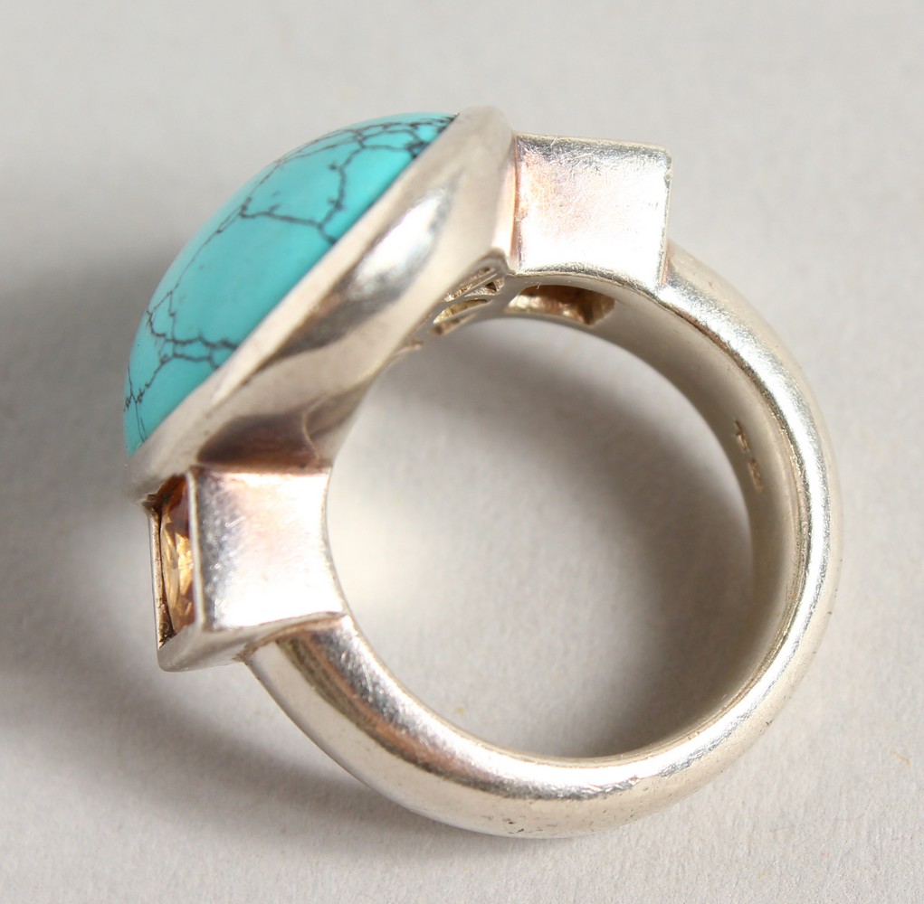 A STYLISH SILVER, TOPAZ AND TURQUOISE RING. - Image 3 of 4