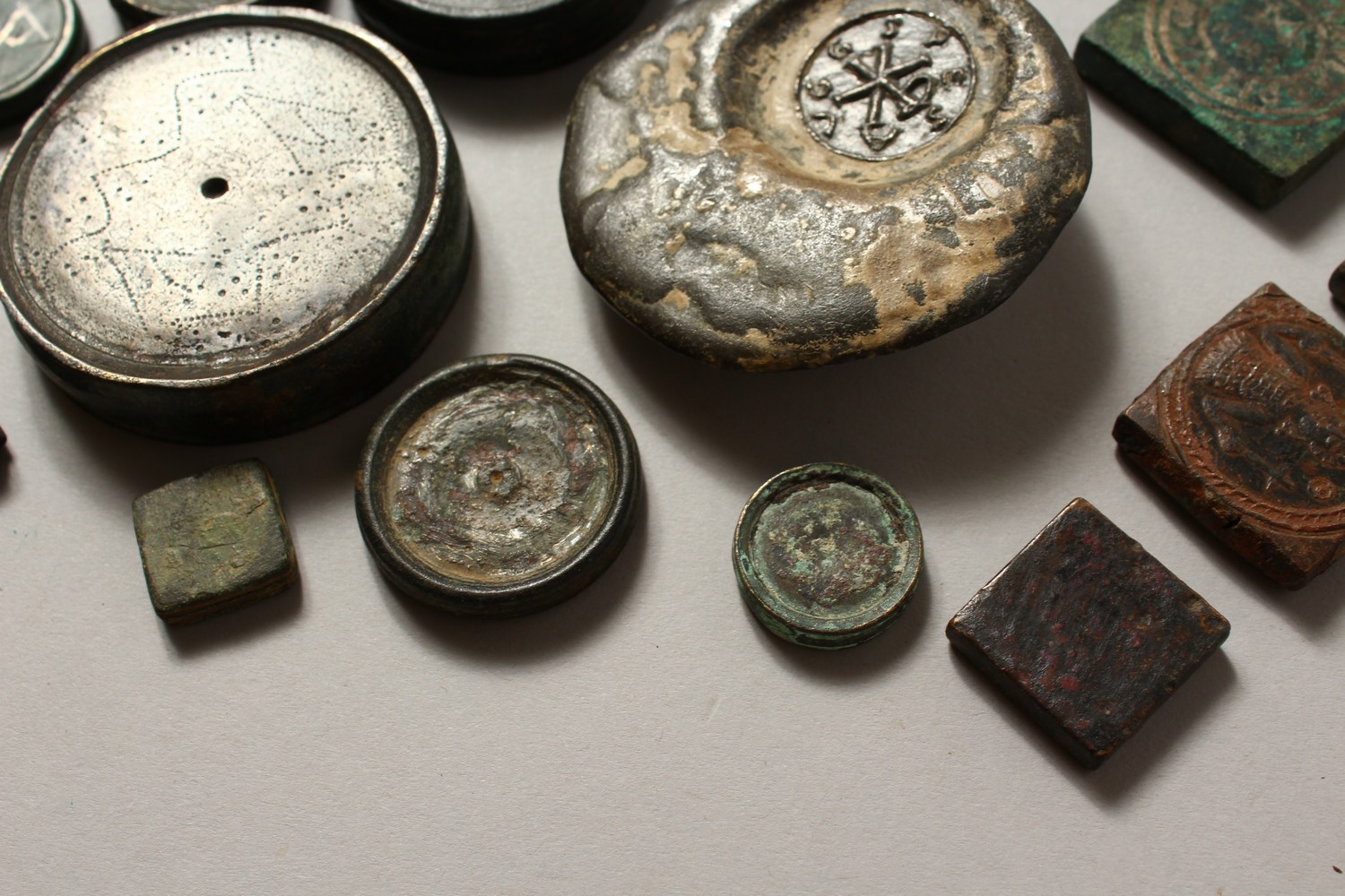 A COLLECTION OF TWENTY-ONE BYZANTINE BRONZE RECTANGULAR AND DISC WEIGHTS. Various Sizes. - Image 5 of 15