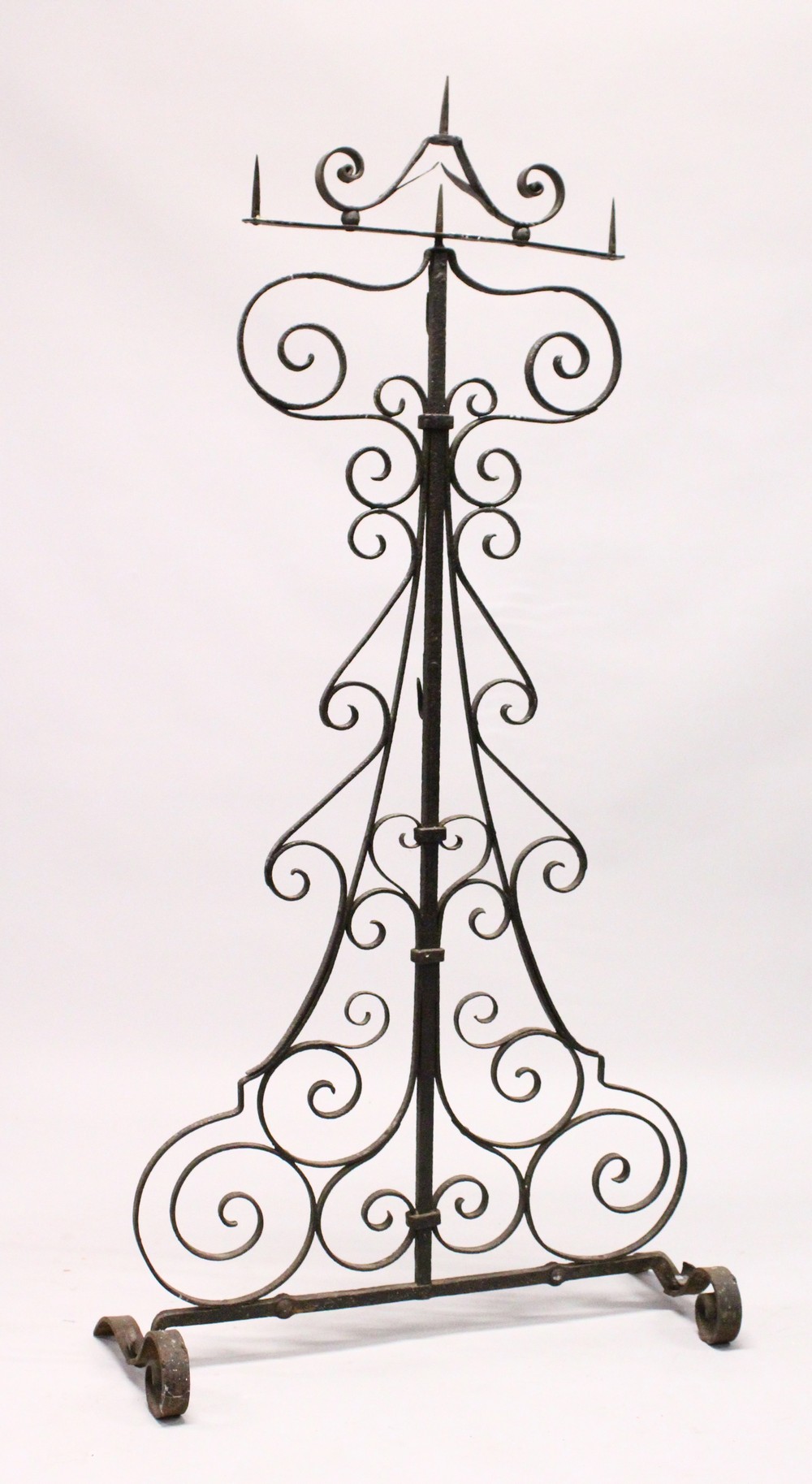 A GOOD 17TH CENTURY WROUGHT IRON FLOOR STANDING CANDELABRA, with a revolving top, ornate support