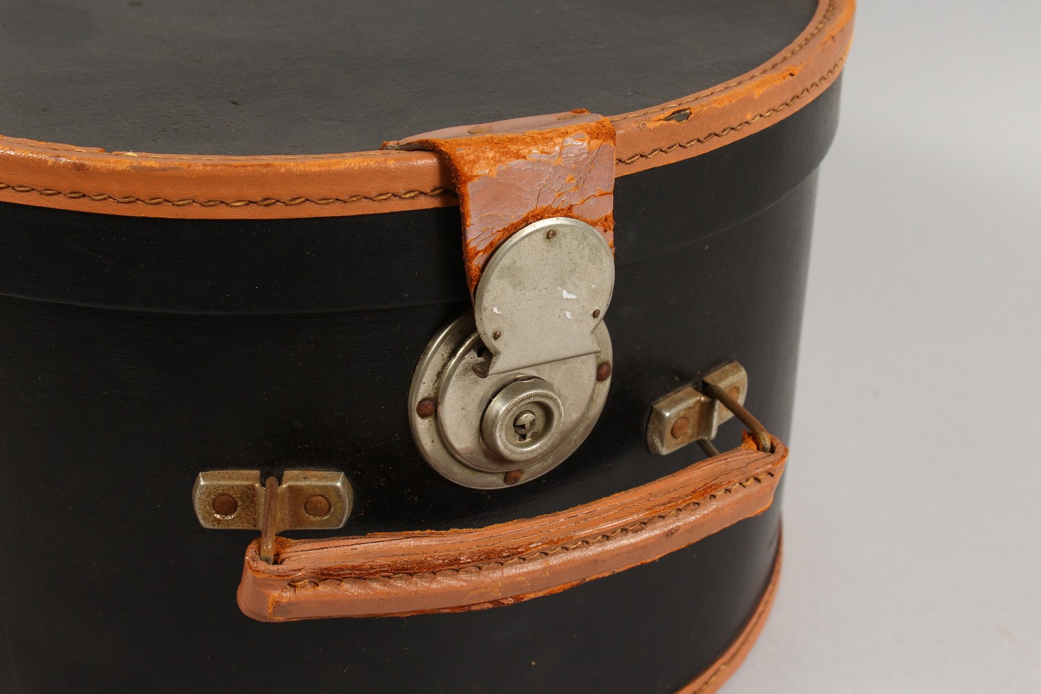 AN OLD TOP HAT, in a circular hat box. - Image 9 of 10