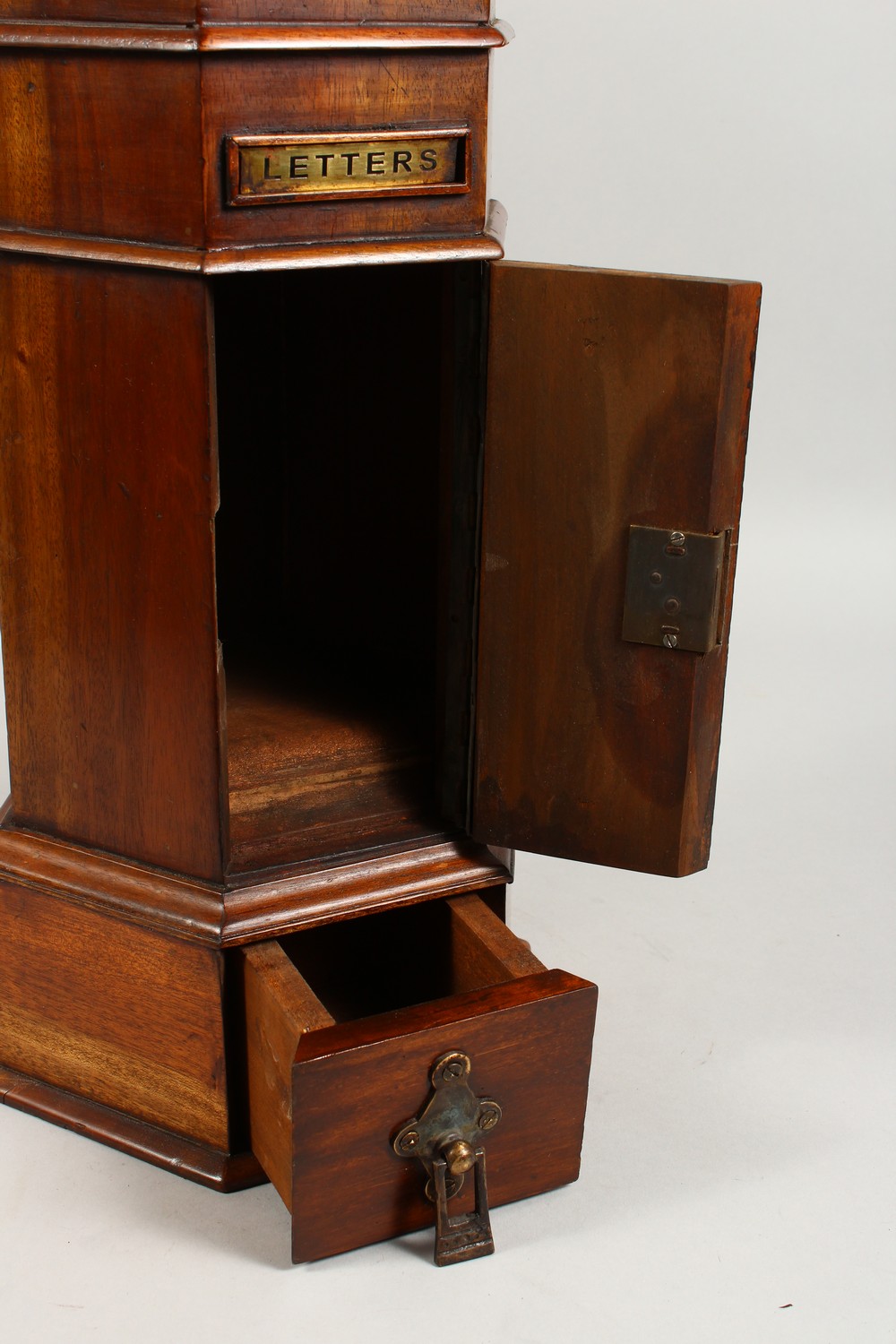 A SUPERB GEORGIAN DESIGN MAHOGANY OCTAGONAL POSTBOX, with carved domed top, letter box, door and - Image 2 of 4