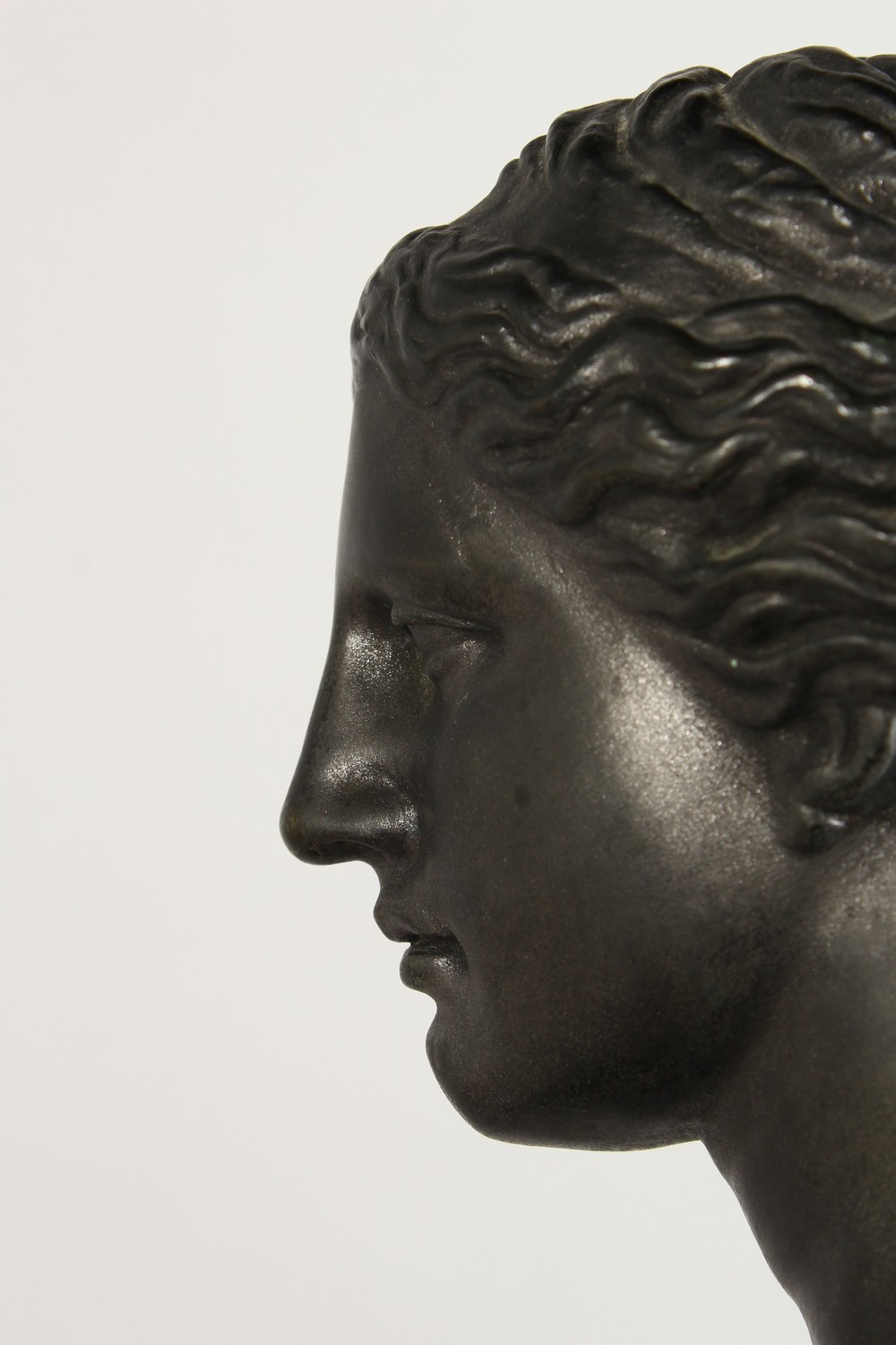 A GOOD 20TH CENTURY CAST BRONZE FIGURE OF THE VENUS DE MILO, with signature and foundry stamp. 33. - Image 9 of 17