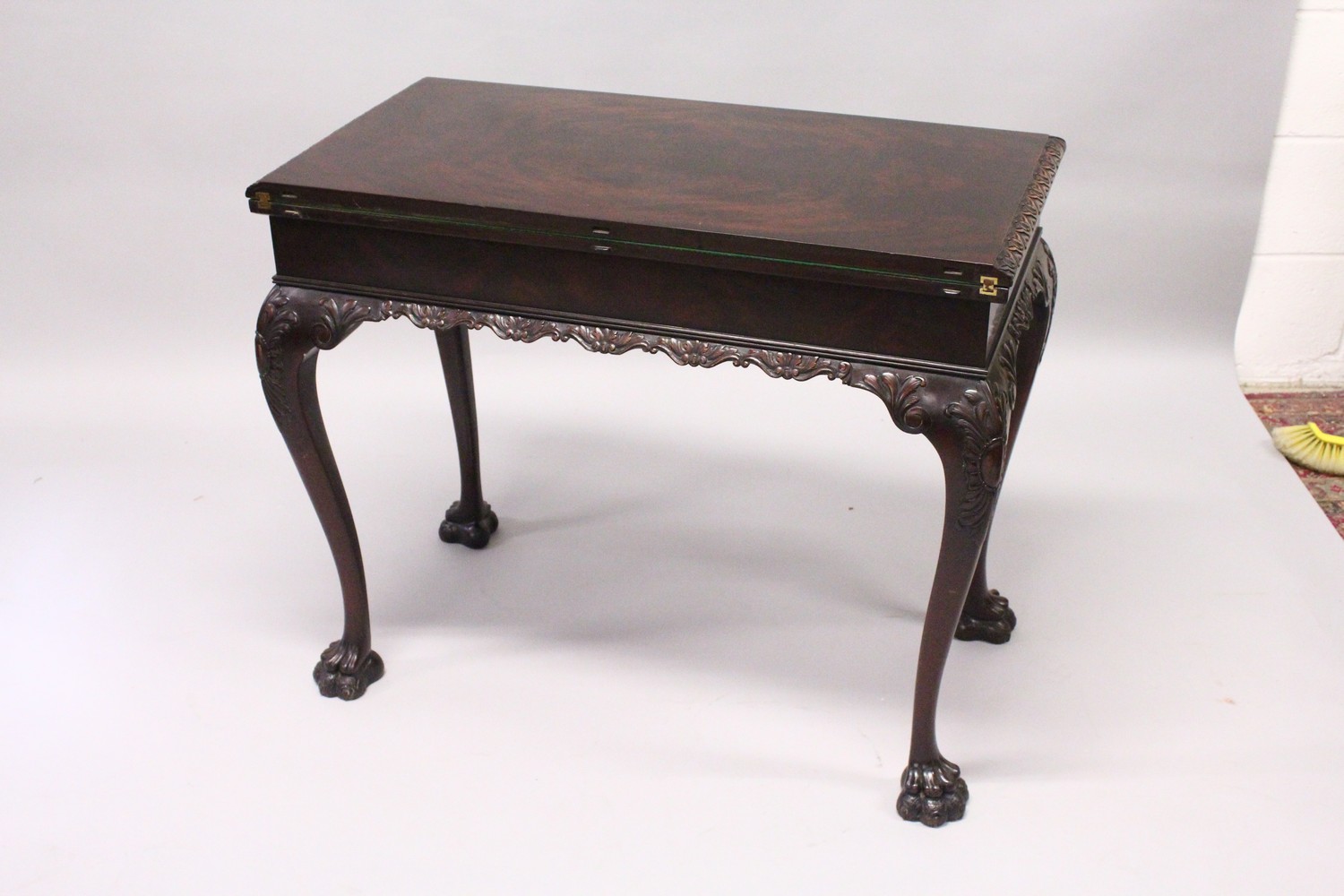 A GOOD GEORGE III DESIGN "IRISH" MAHOGANY FOLD-OVER CARD TABLE, EARLY 20TH CENTURY, with green baize - Image 6 of 10