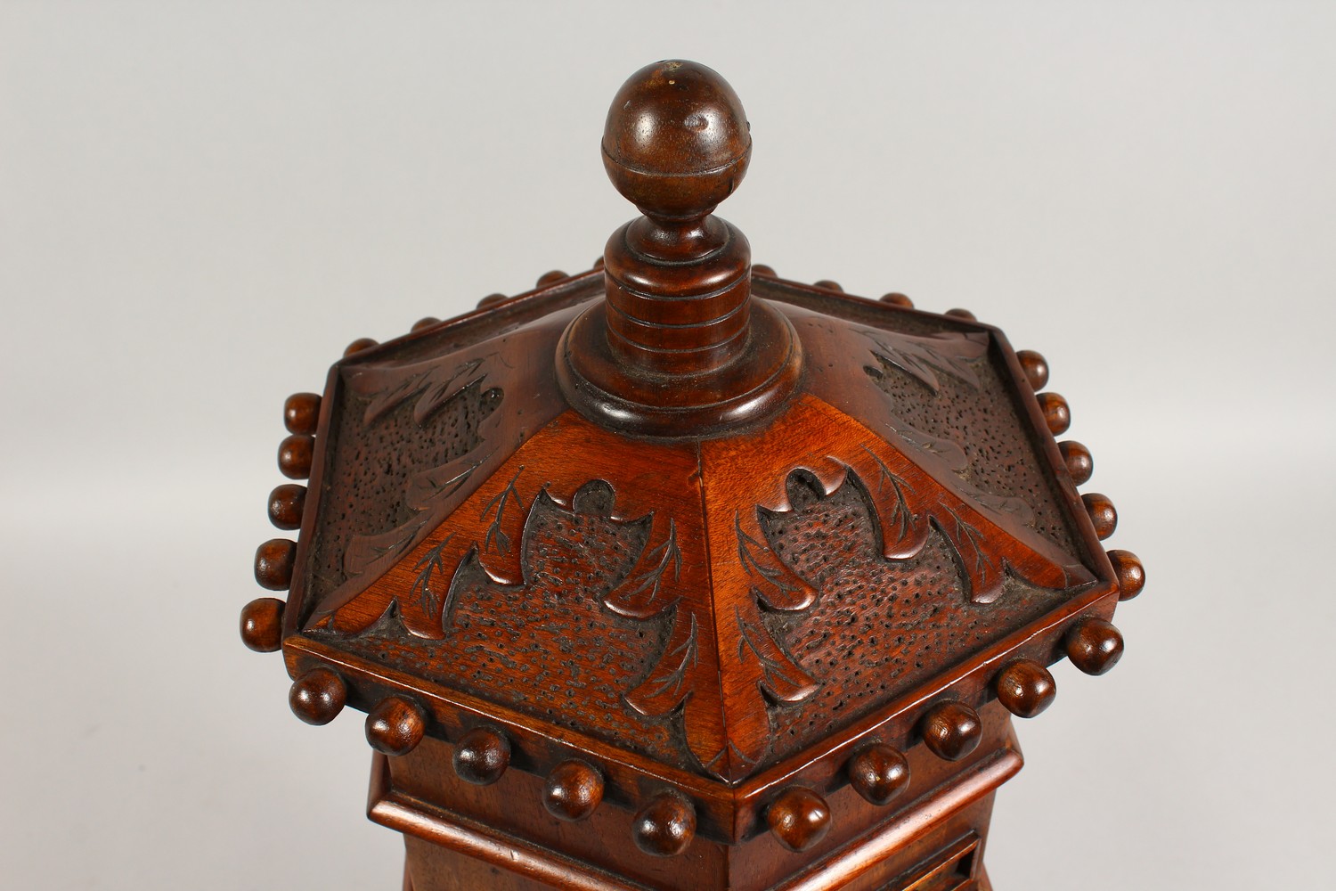 A SUPERB GEORGIAN DESIGN MAHOGANY OCTAGONAL POSTBOX, with carved domed top, letter box, door and - Image 3 of 4