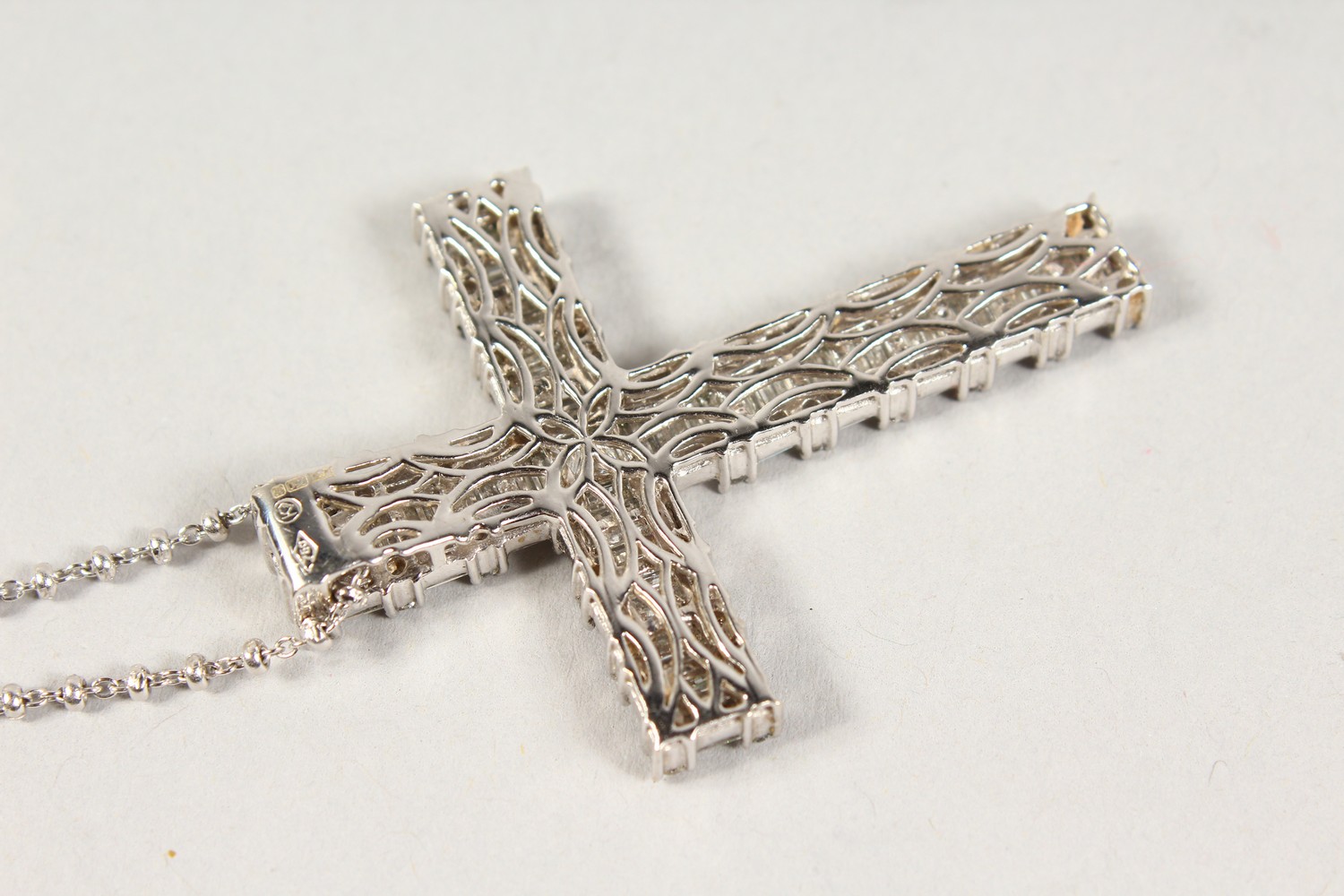 A SUPERB 18CT WHITE GOLD DIAMOND CROSS. - Image 2 of 3