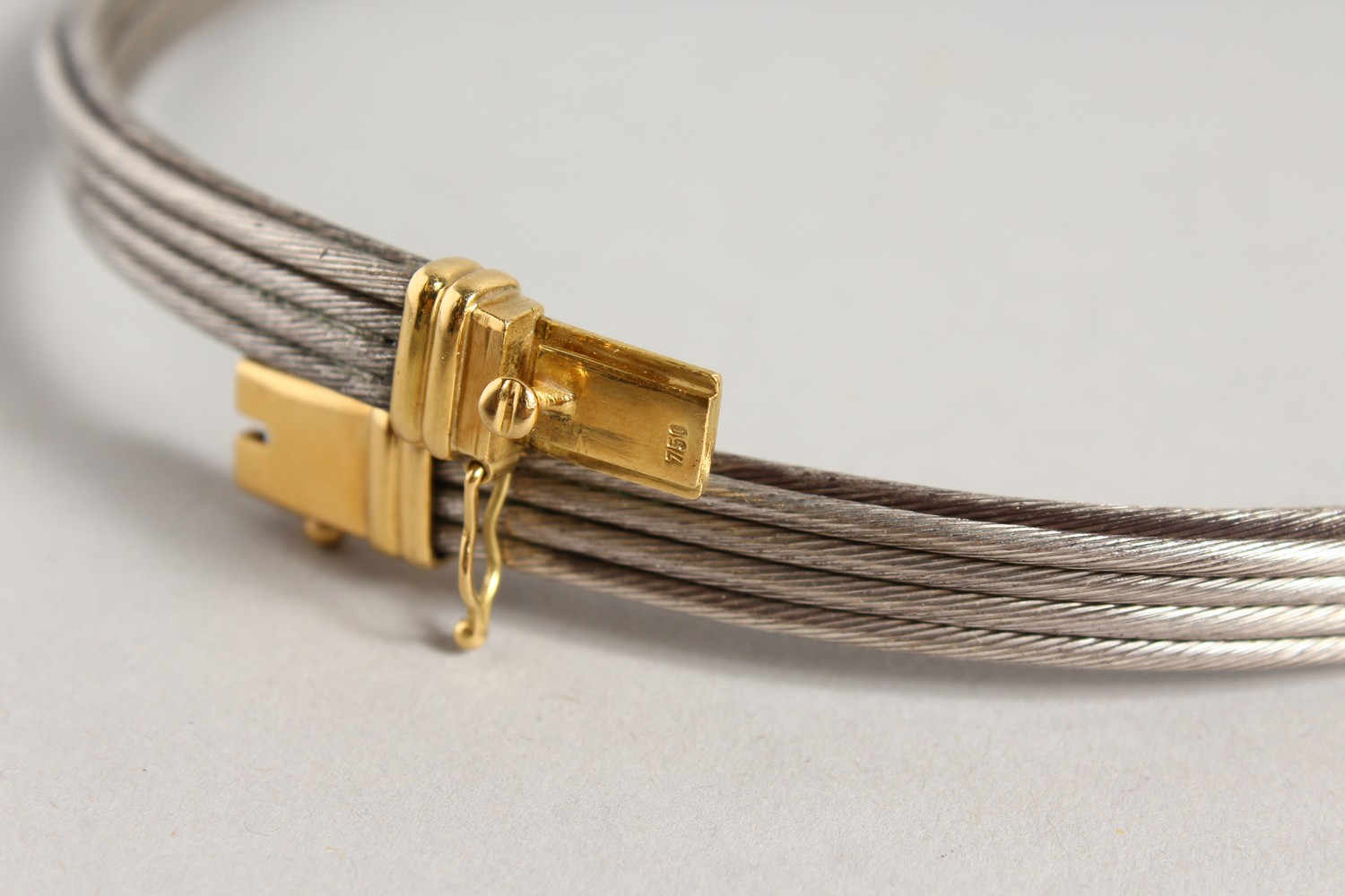 A STYLISH 18CT GOLD AND WOVEN SILVER CHOKER. 5.25ins diameter. - Image 8 of 8