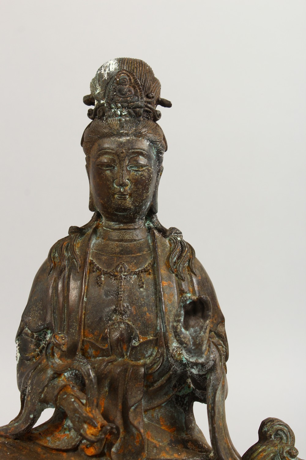 A CAST BRONZE GROUP OF AN EASTERN DEITY SEATED ON A DOG OF FO. 10.5ins high. - Image 3 of 8