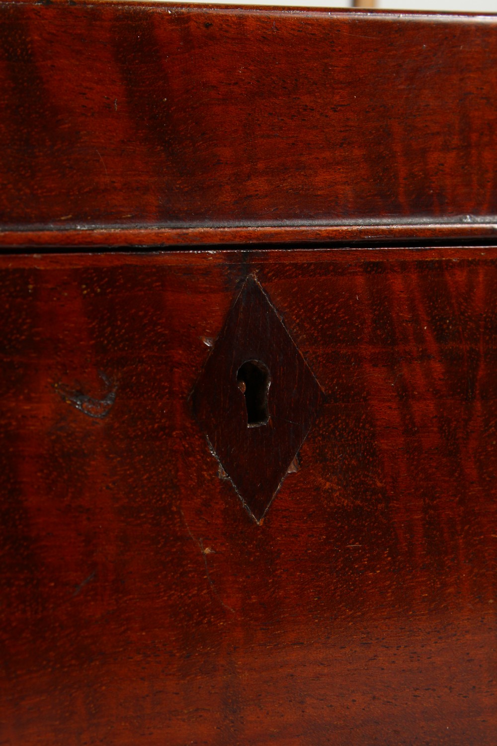 A GEORGE III MAHOGANY TEA CADDY, with brass carrying handle and three division interior with tins. - Image 3 of 10