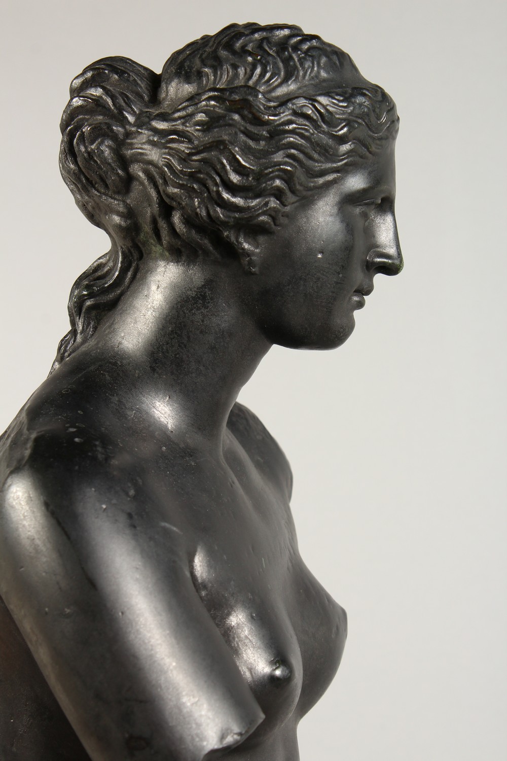 A GOOD 20TH CENTURY CAST BRONZE FIGURE OF THE VENUS DE MILO, with signature and foundry stamp. 33. - Image 7 of 17