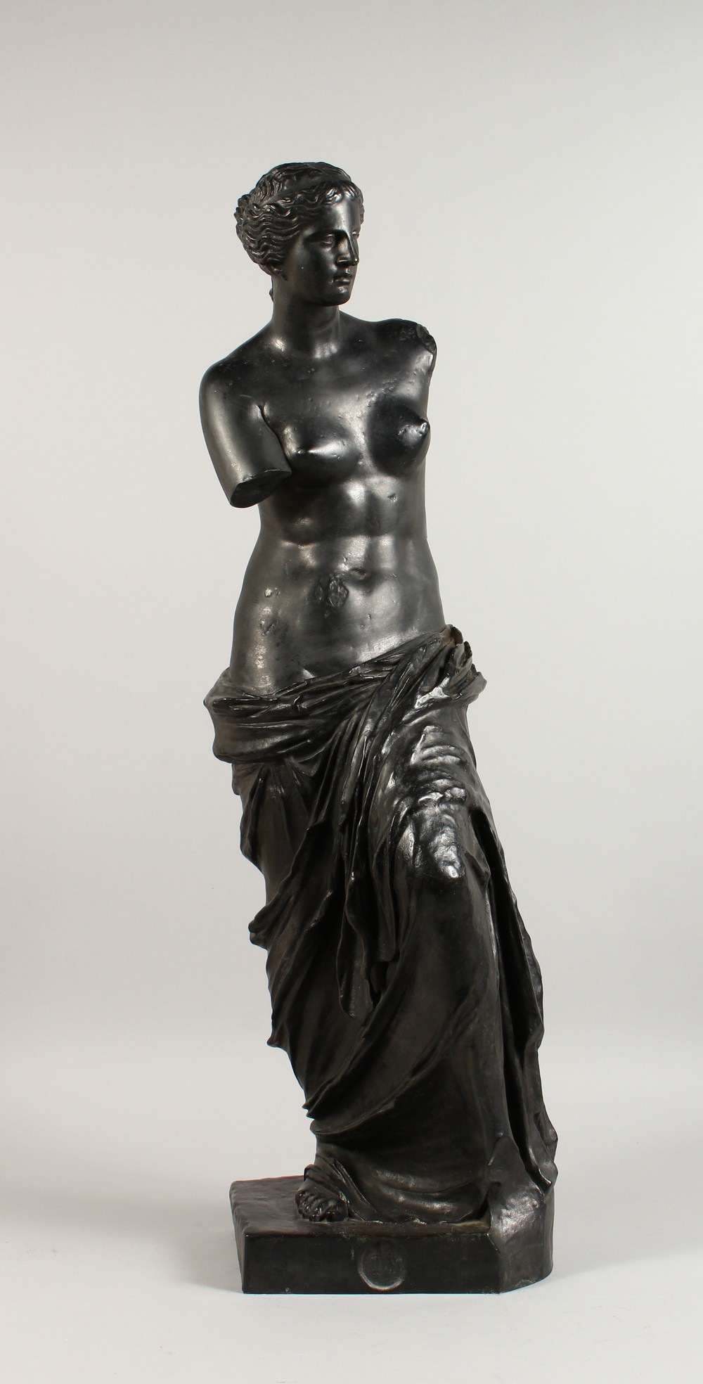 A GOOD 20TH CENTURY CAST BRONZE FIGURE OF THE VENUS DE MILO, with signature and foundry stamp. 33.