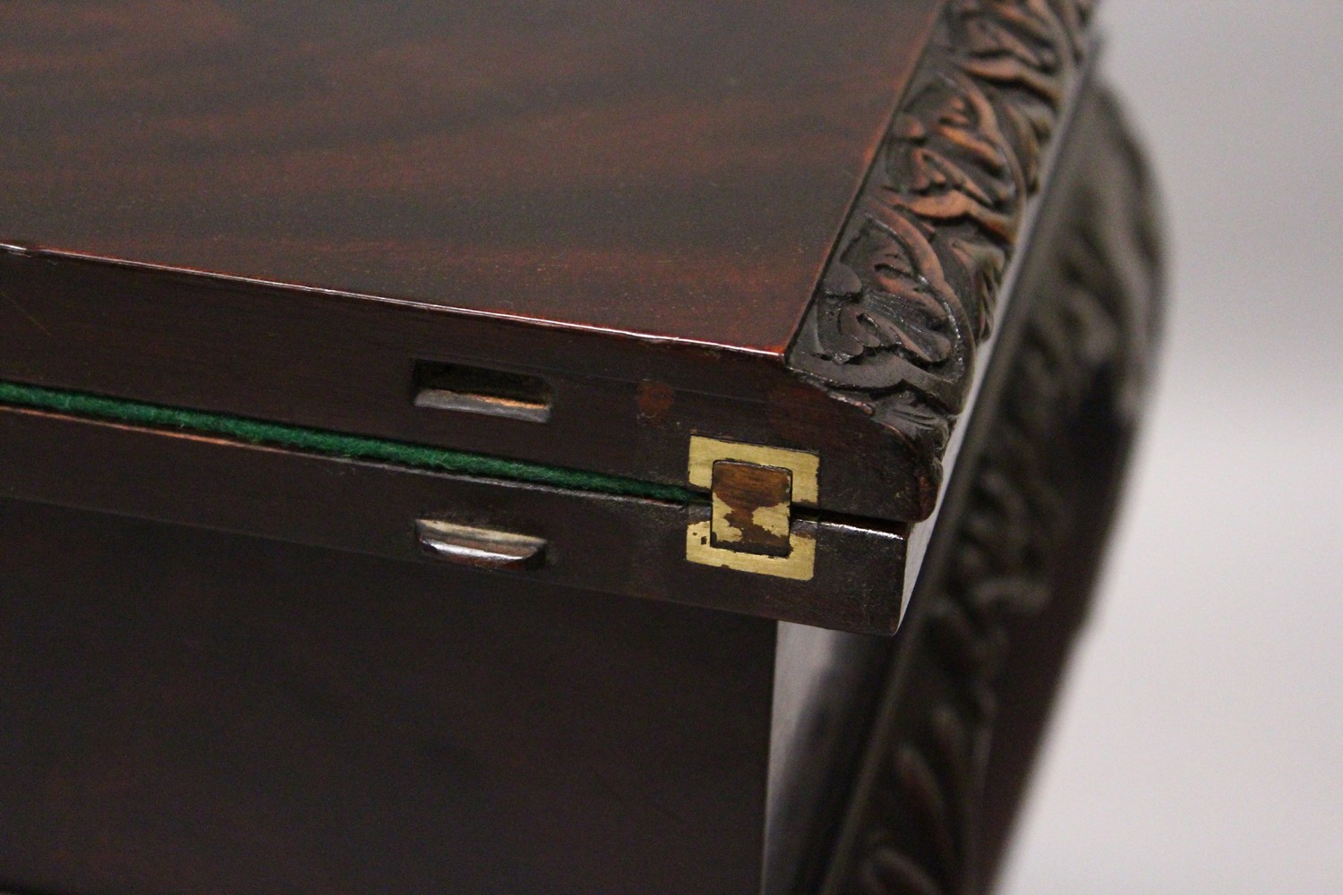 A GOOD GEORGE III DESIGN "IRISH" MAHOGANY FOLD-OVER CARD TABLE, EARLY 20TH CENTURY, with green baize - Image 7 of 10