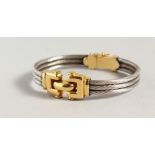 A STYLISH 18CT GOLD AND WOVEN SILVER BRACELET.