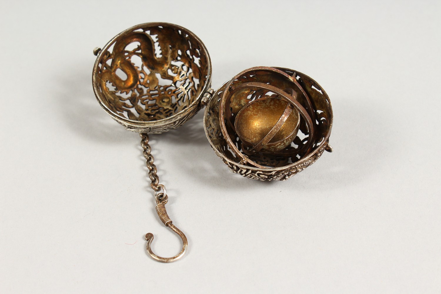 A CHINESE SILVER PIERCED BALL SHAPE CENSER. 2.5ins diameter. - Image 3 of 3