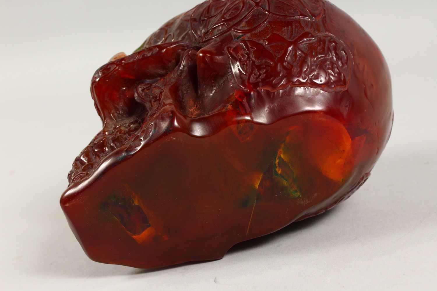 AN AMBER STYLE MODEL OF A SKULL. 7ins long. - Image 4 of 4