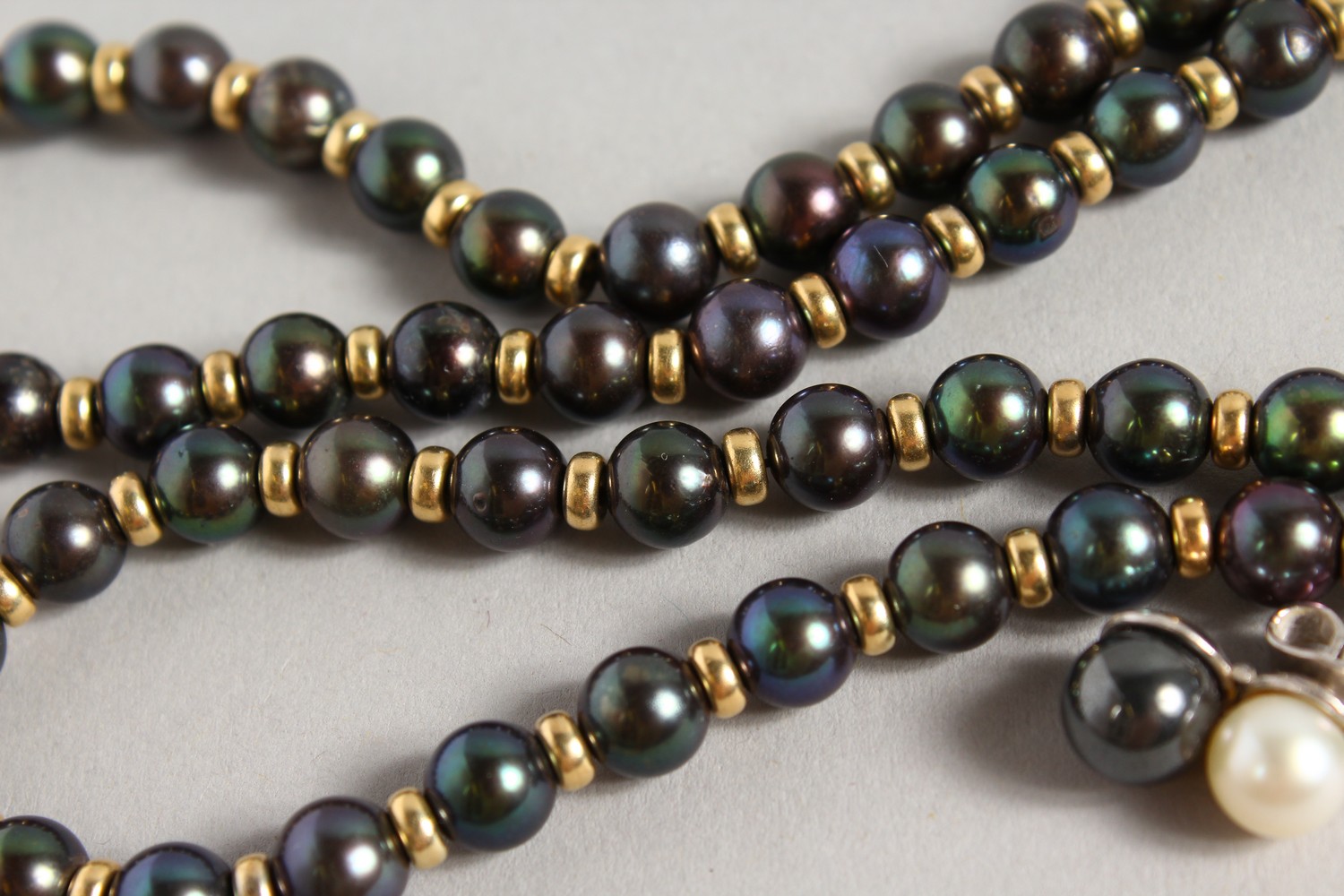 A GOOD BLACK PEARL NECKLACE, with ornate gold and diamond clasp, with a pair of similar earrings. - Image 5 of 5
