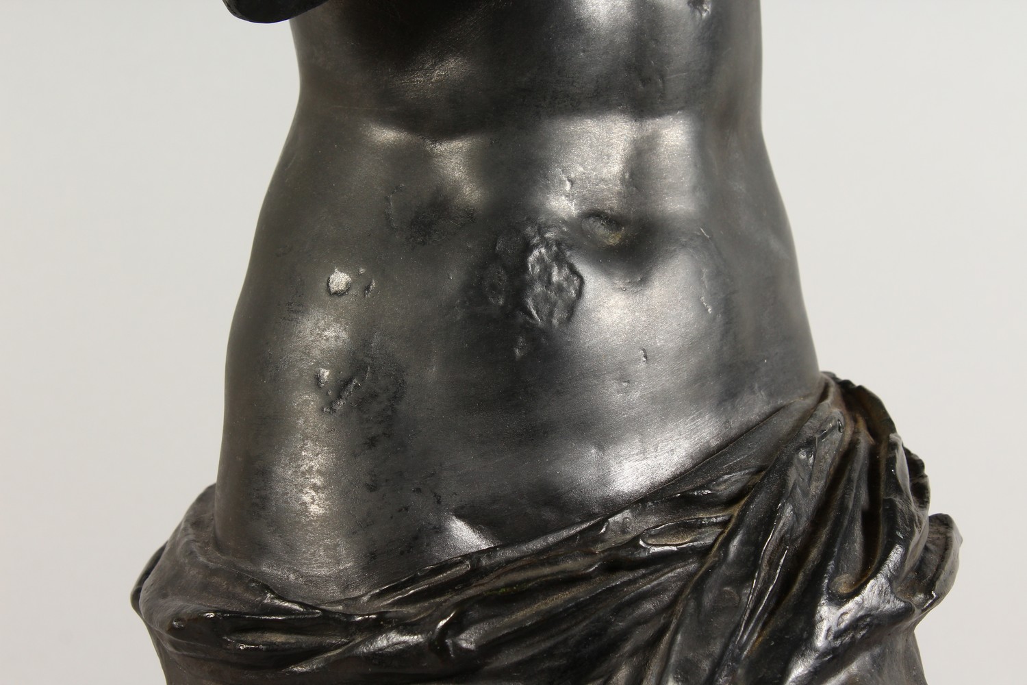 A GOOD 20TH CENTURY CAST BRONZE FIGURE OF THE VENUS DE MILO, with signature and foundry stamp. 33. - Image 3 of 17