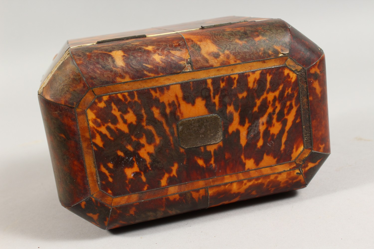A GOOD GEORGE III TORTOISESHELL AND IVORY TWIN COMPARTMENT TEA CADDY, with plain silver plaque and - Image 3 of 9