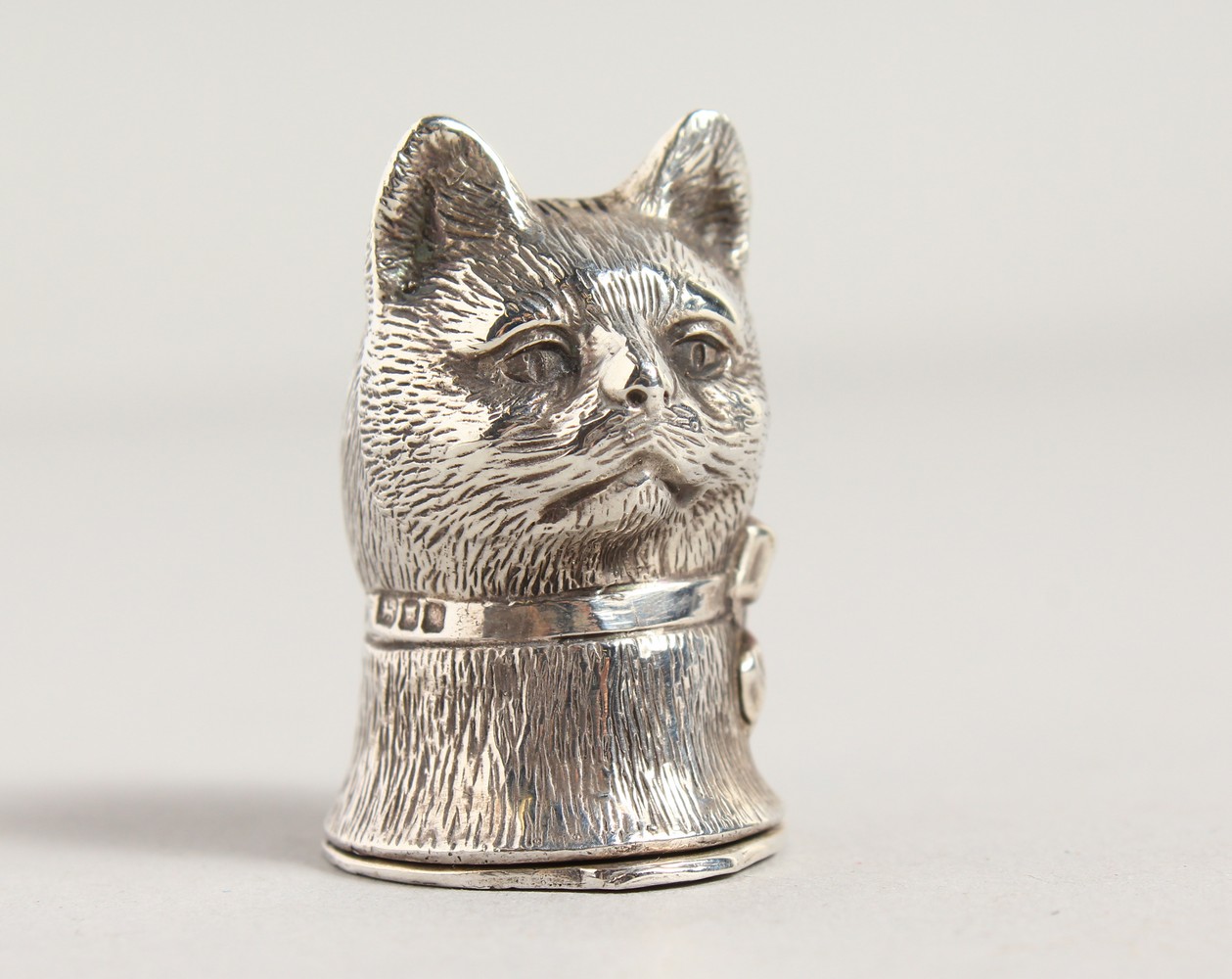 A CAST SILVER CATS HEAD VESTA.