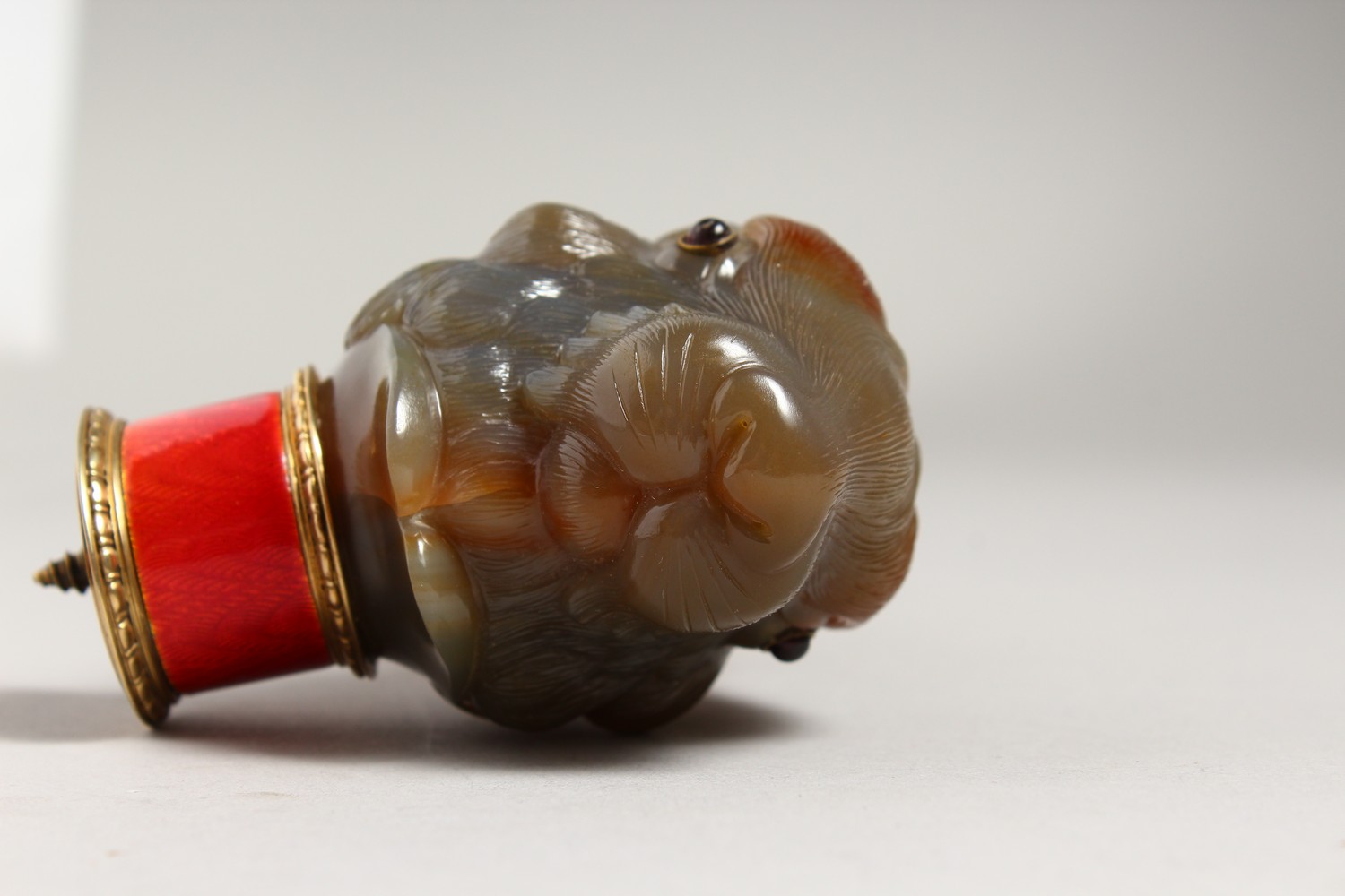 A VERY GOOD CARVED HARDSTONE WALKING STICK HANDLE, modelled as a hare, with ruby eyes, enamel and - Image 5 of 15