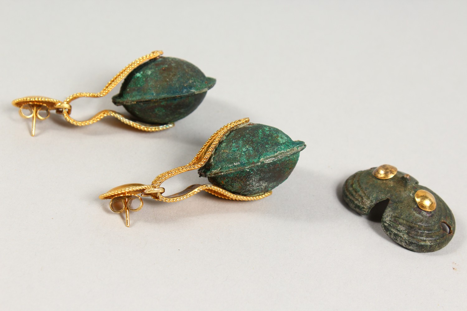 A PAIR OF ROMAN SILVER GILT DROP EARRINGS. - Image 3 of 4