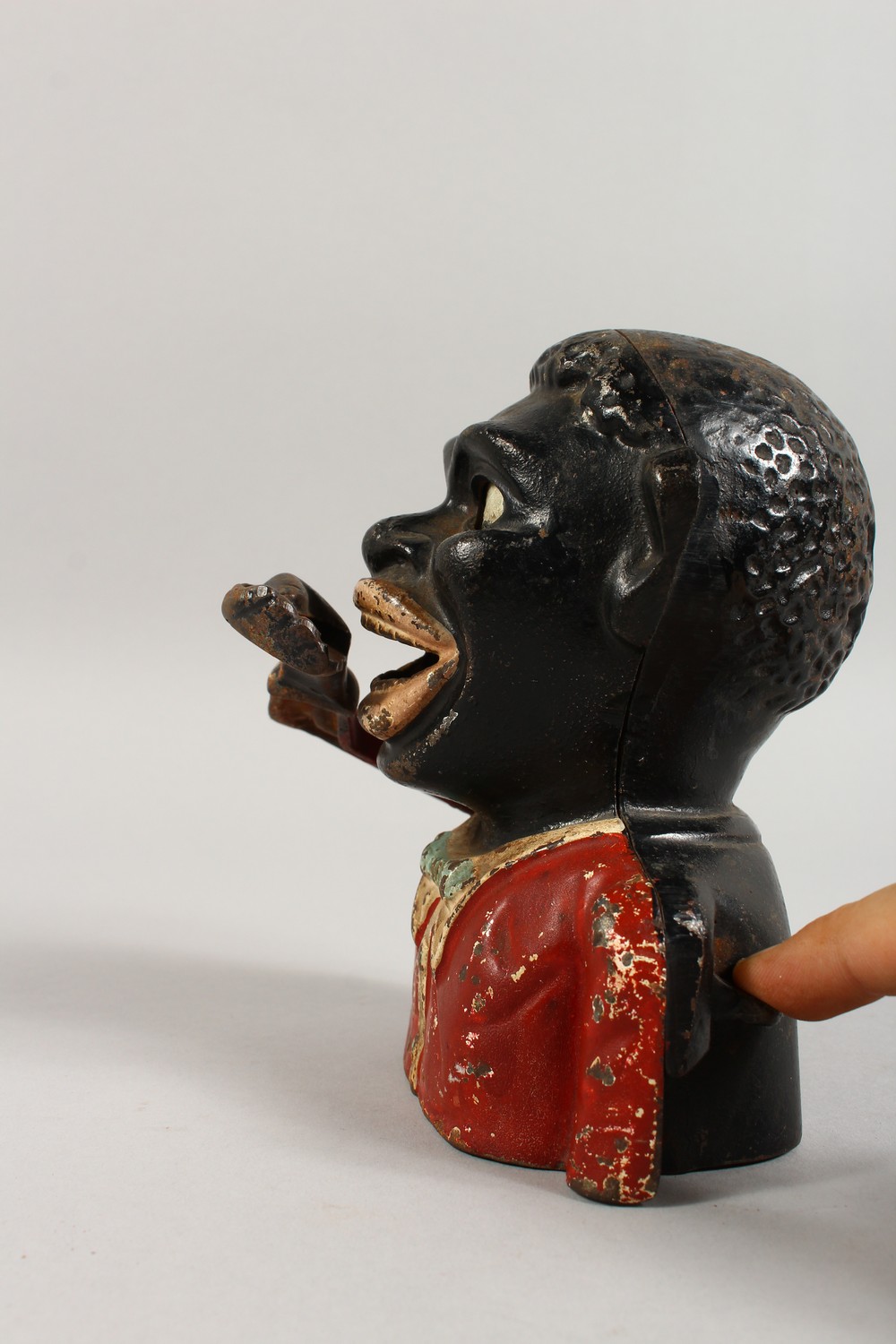 AN EARLY 20TH CENTURY NOVELTY CAST IRON MONEY BANK. - Image 3 of 5