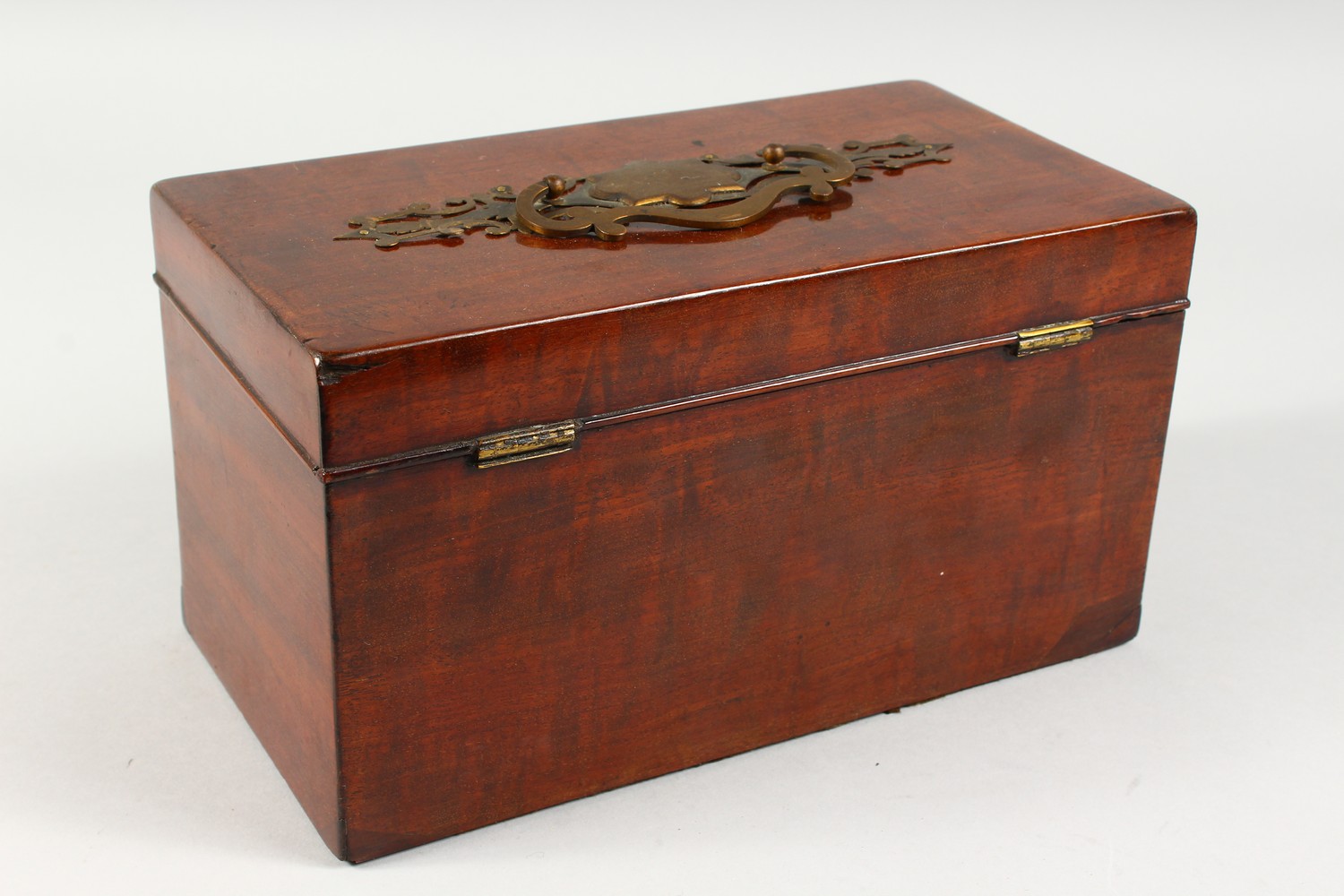 A GEORGE III MAHOGANY TEA CADDY, with brass carrying handle and three division interior with tins. - Image 6 of 10