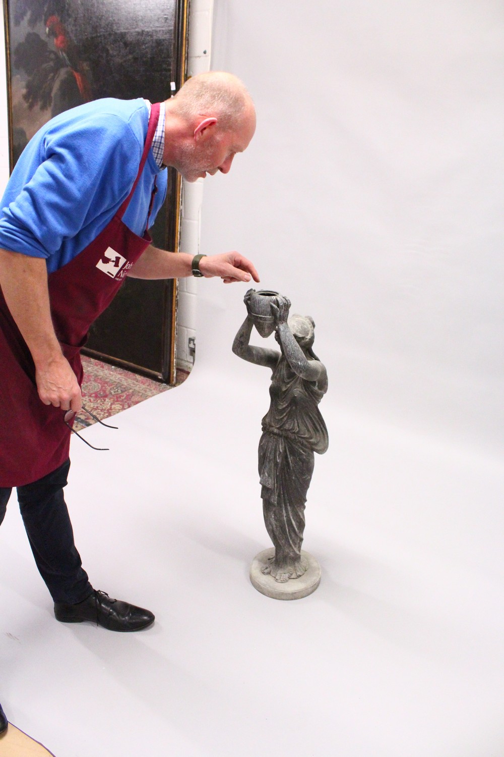 A 20TH CENTURY CAST SPELTER FIGURE OF A CLASSICAL LADY, holding aloft an urn, on a circular base ( - Image 2 of 6