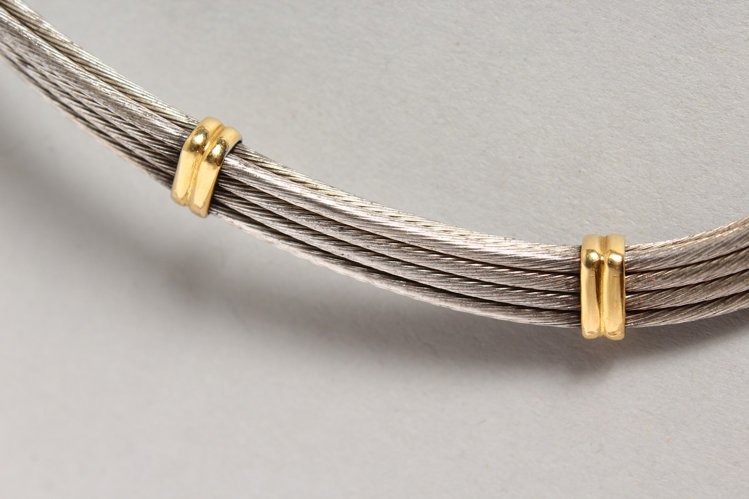A STYLISH 18CT GOLD AND WOVEN SILVER CHOKER. 5.25ins diameter. - Image 2 of 8