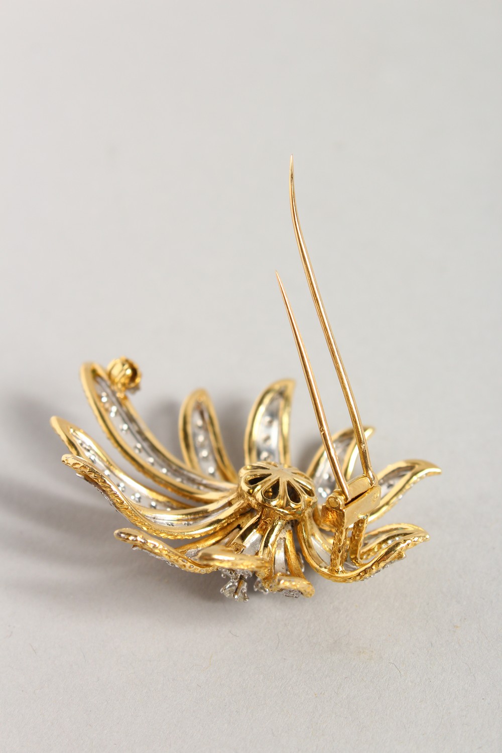 A GOOD 18CT GOLD AND DIAMOND SET FLOWER HEAD BROOCH. 2.25ins long. - Image 12 of 12