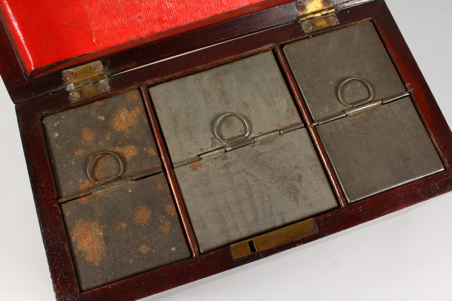 A GEORGE III MAHOGANY TEA CADDY, with brass carrying handle and three division interior with tins. - Image 9 of 10