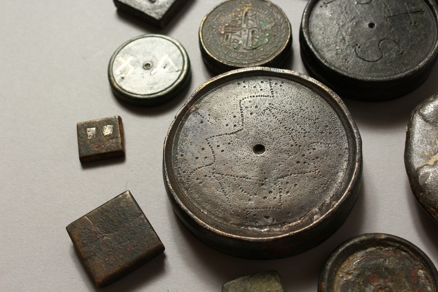 A COLLECTION OF TWENTY-ONE BYZANTINE BRONZE RECTANGULAR AND DISC WEIGHTS. Various Sizes. - Image 3 of 15