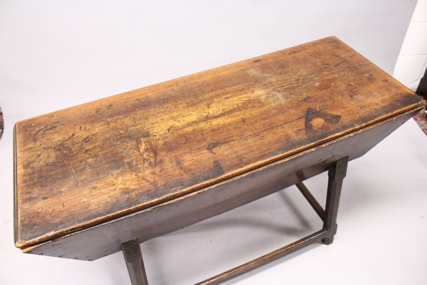 AN 18TH CENTURY ELM DOUGH BIN, of typical form. 4ft 1ins long x 1ft 8ins wide x 2ft 7ins high. - Image 4 of 9