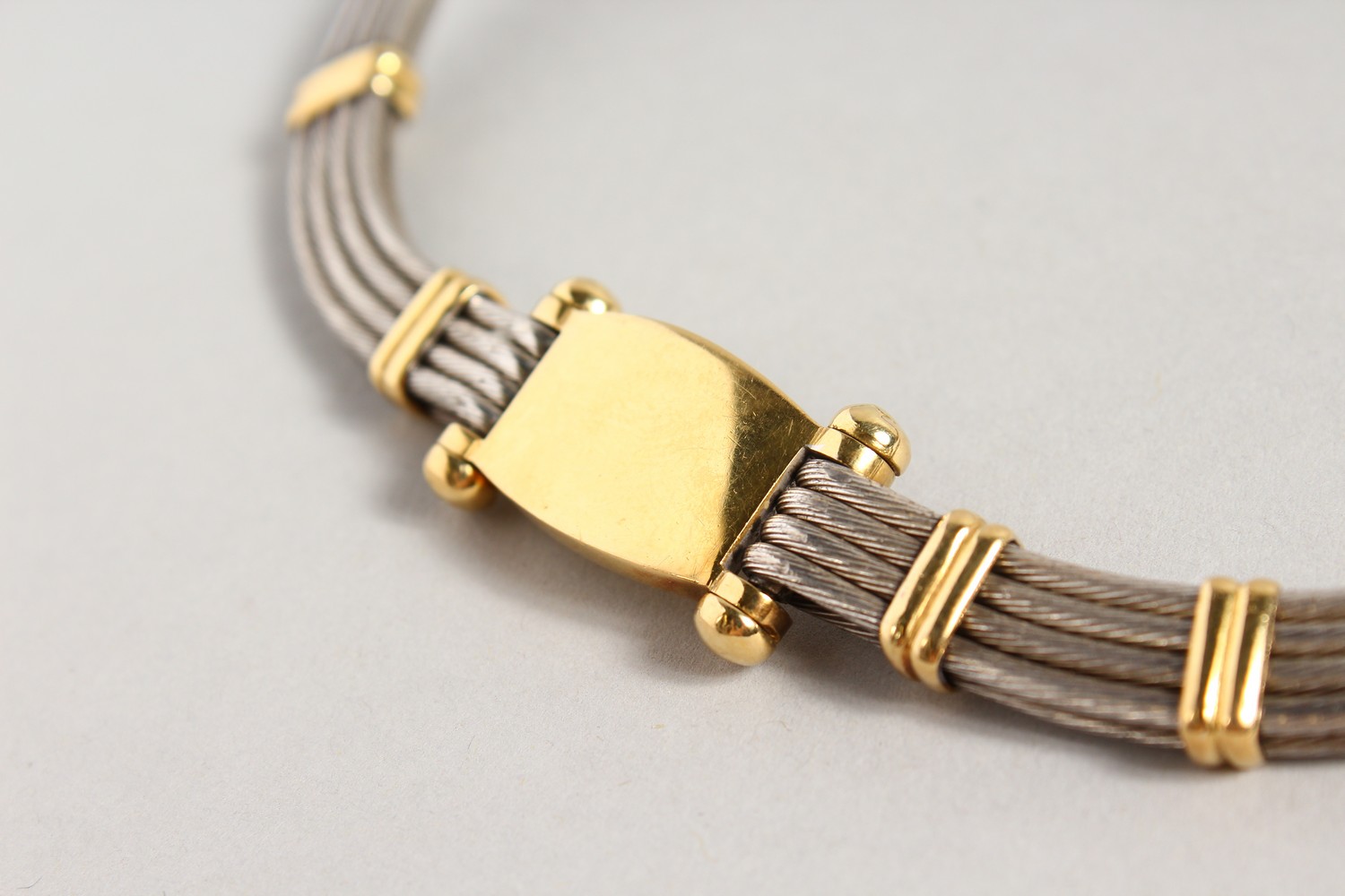 A STYLISH 18CT GOLD AND WOVEN SILVER CHOKER. 5.25ins diameter. - Image 3 of 8