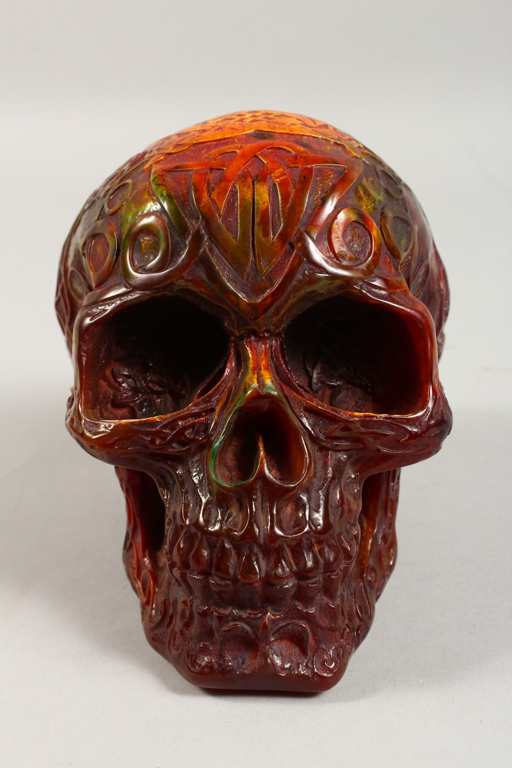 AN AMBER STYLE MODEL OF A SKULL. 7ins long. - Image 2 of 4