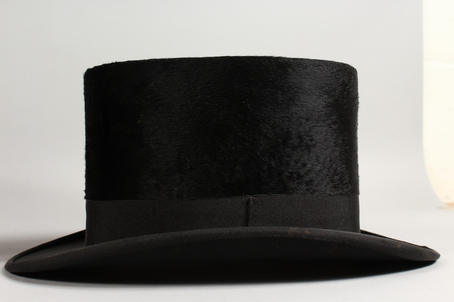 AN OLD TOP HAT, in a circular hat box. - Image 2 of 10