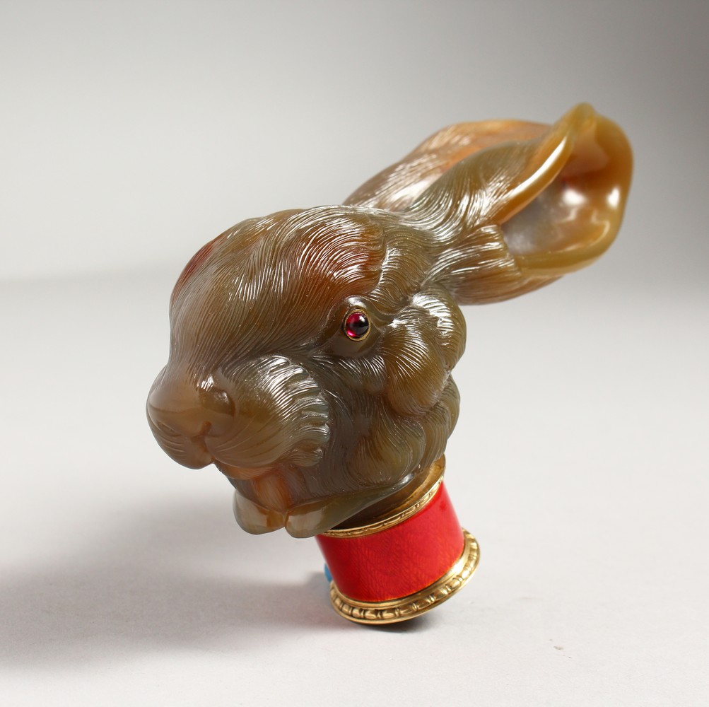 A VERY GOOD CARVED HARDSTONE WALKING STICK HANDLE, modelled as a hare, with ruby eyes, enamel and