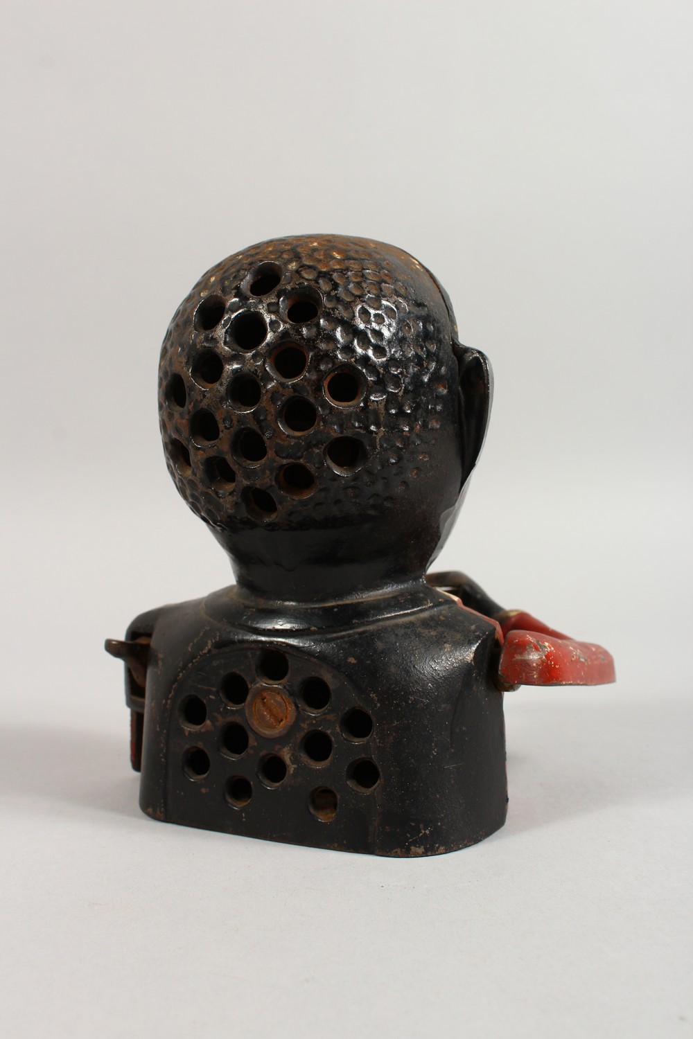 AN EARLY 20TH CENTURY NOVELTY CAST IRON MONEY BANK. - Image 4 of 5