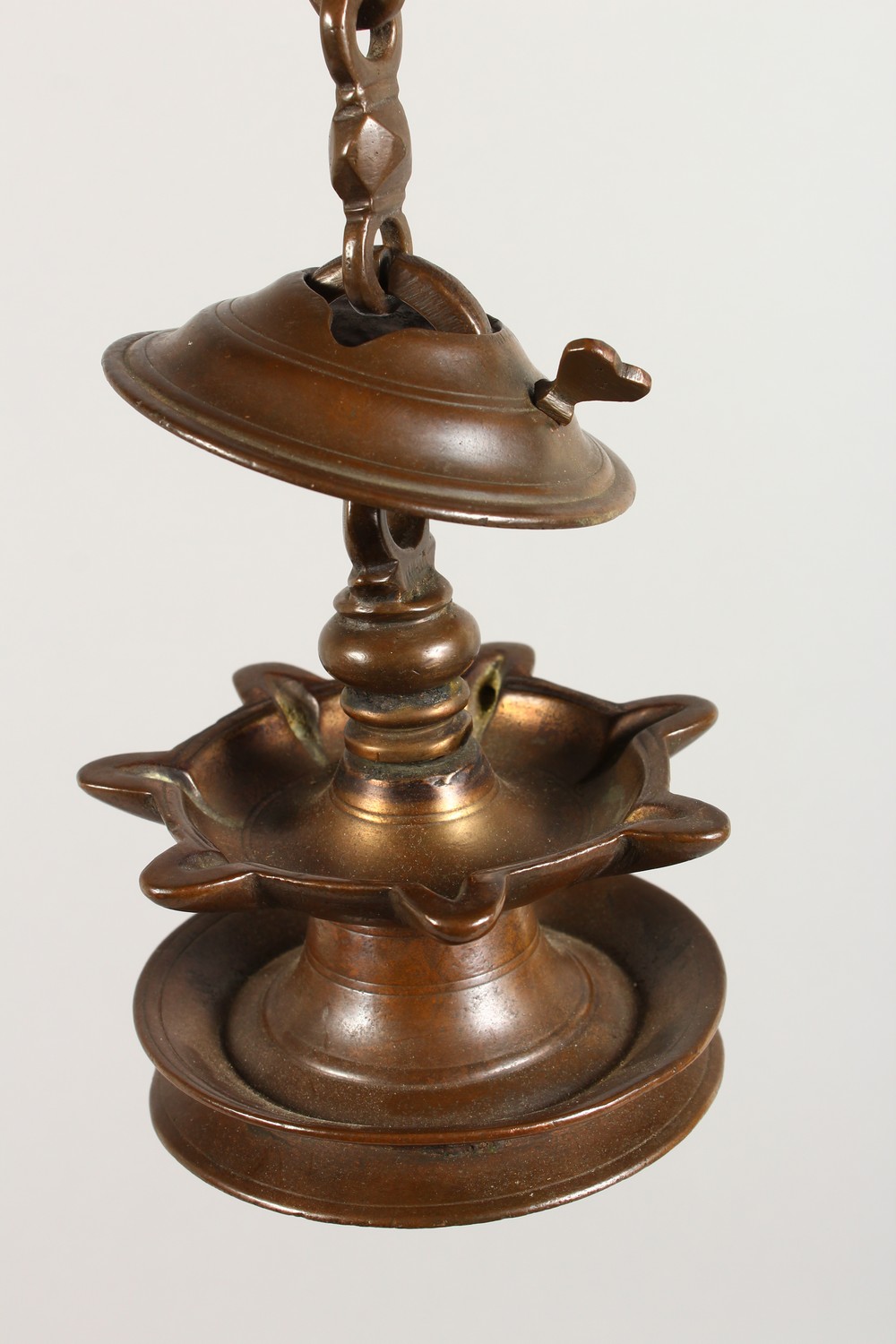 AN 18TH CENTURY JEWISH HANGING BRONZE OIL LAMP with chain. Lamp: 5.5ins high. - Image 4 of 6