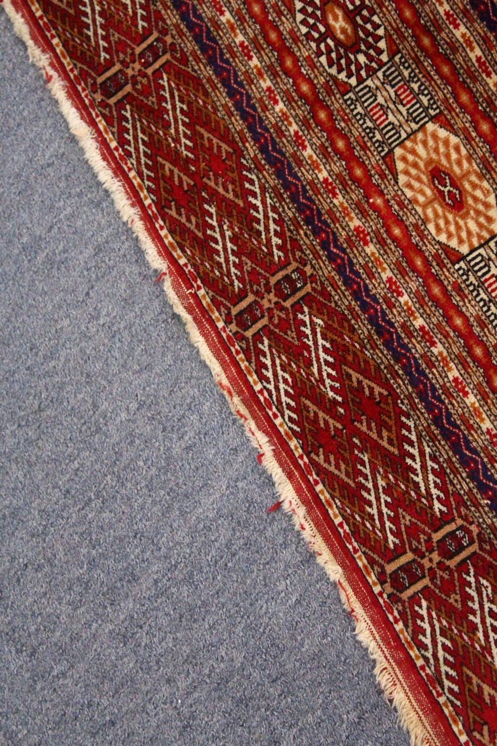 A GOOD LARGE BOKHARA CARPET, MID 20TH CENTURY, red ground with six rows of thirty gulls, within an - Image 5 of 12