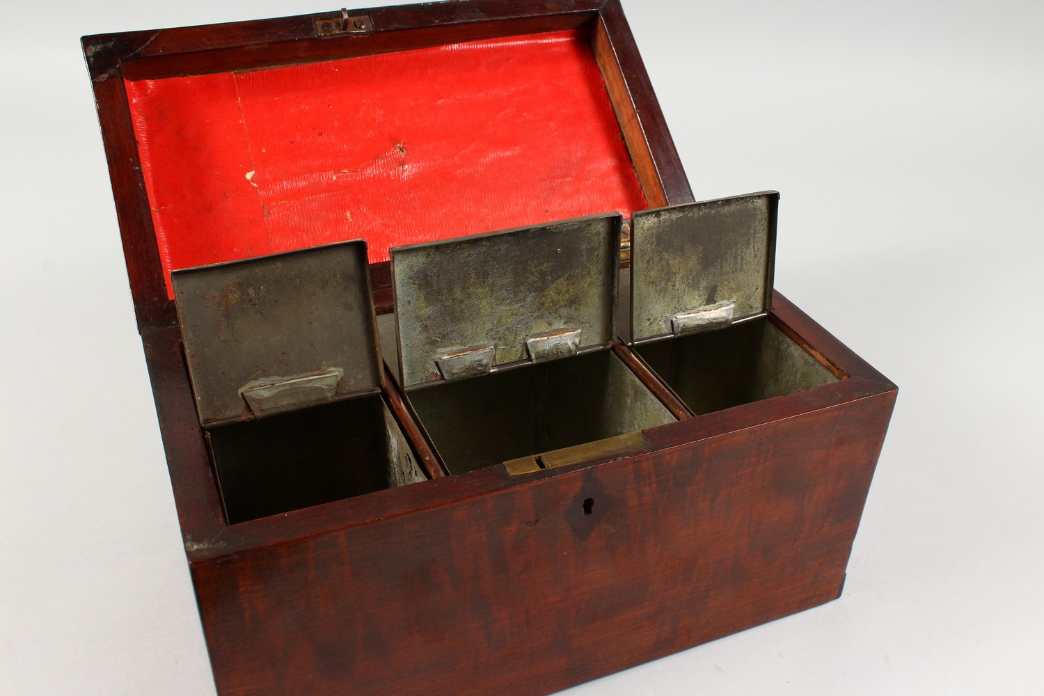 A GEORGE III MAHOGANY TEA CADDY, with brass carrying handle and three division interior with tins. - Image 10 of 10