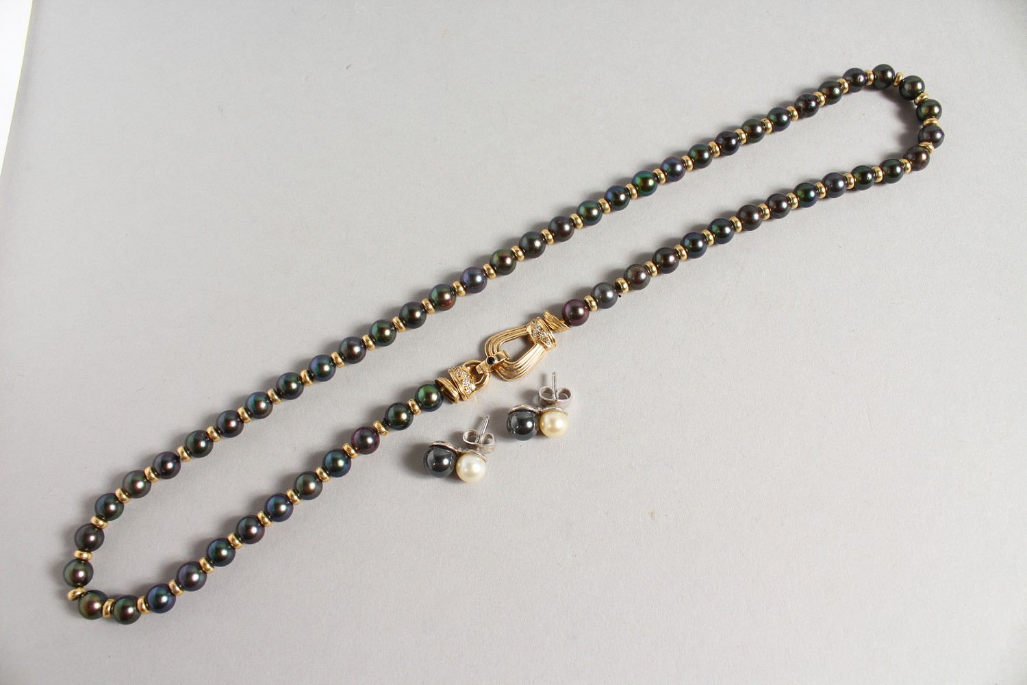 A GOOD BLACK PEARL NECKLACE, with ornate gold and diamond clasp, with a pair of similar earrings. - Image 4 of 5