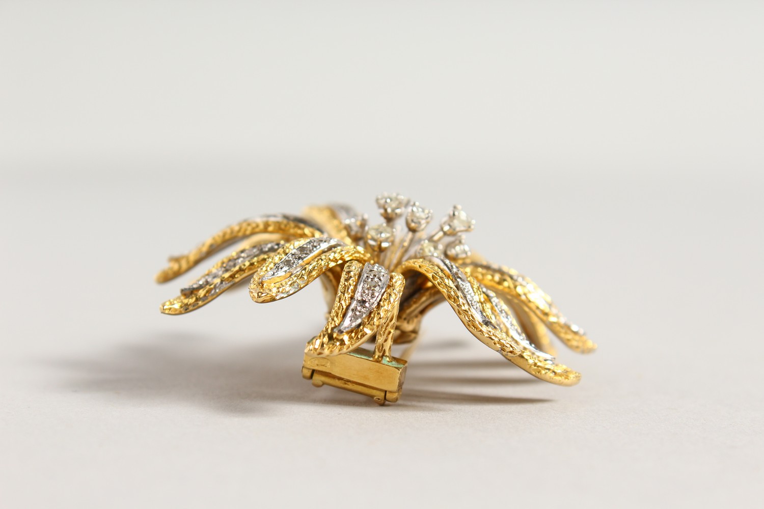 A GOOD 18CT GOLD AND DIAMOND SET FLOWER HEAD BROOCH. 2.25ins long. - Image 5 of 12