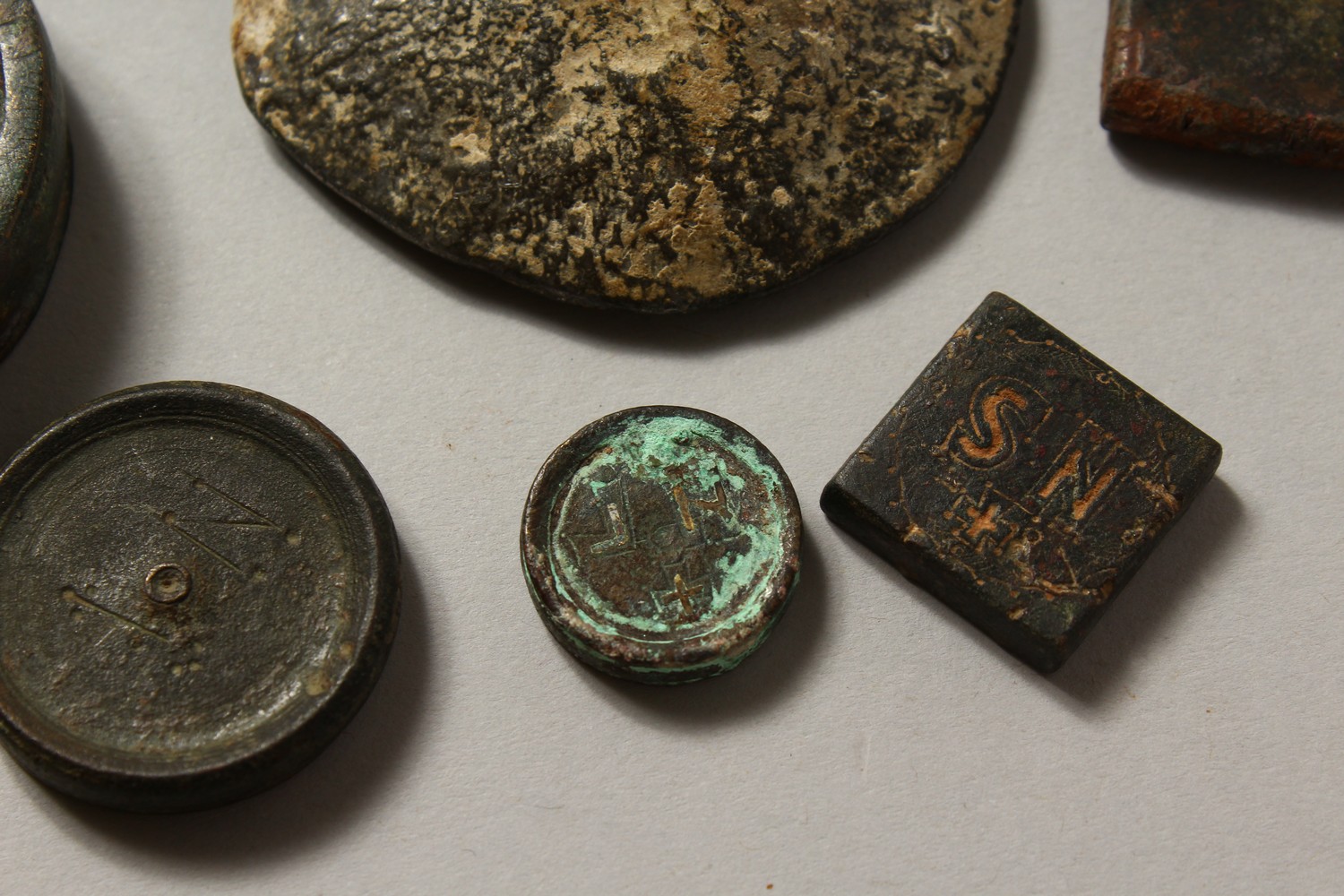 A COLLECTION OF TWENTY-ONE BYZANTINE BRONZE RECTANGULAR AND DISC WEIGHTS. Various Sizes. - Image 14 of 15