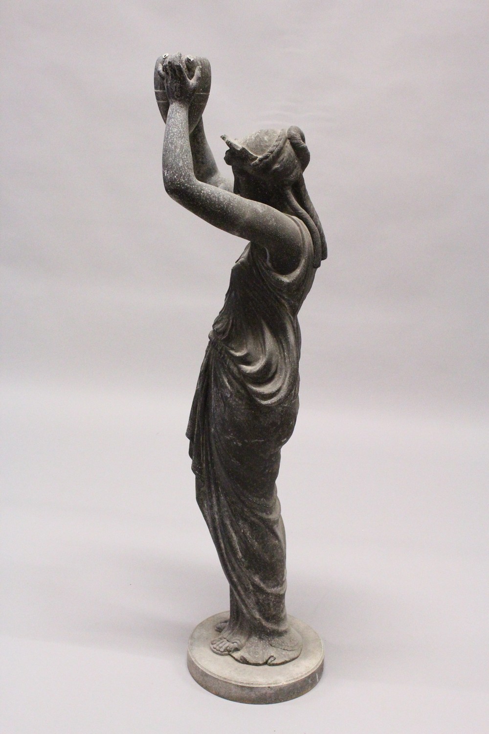 A 20TH CENTURY CAST SPELTER FIGURE OF A CLASSICAL LADY, holding aloft an urn, on a circular base ( - Image 4 of 6