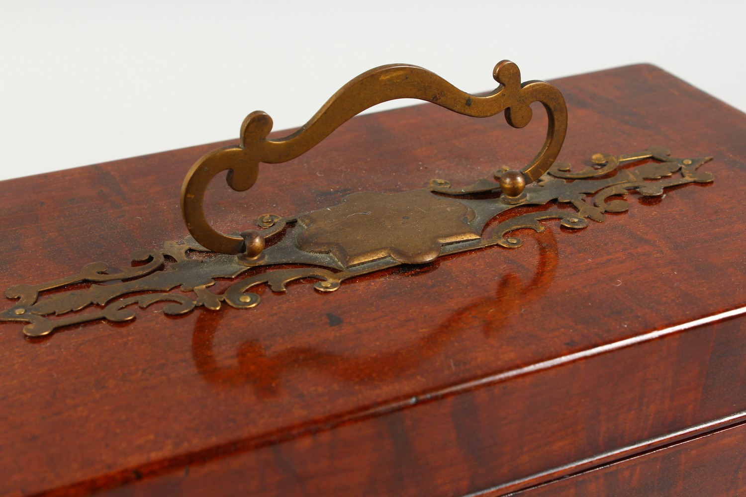 A GEORGE III MAHOGANY TEA CADDY, with brass carrying handle and three division interior with tins. - Image 4 of 10