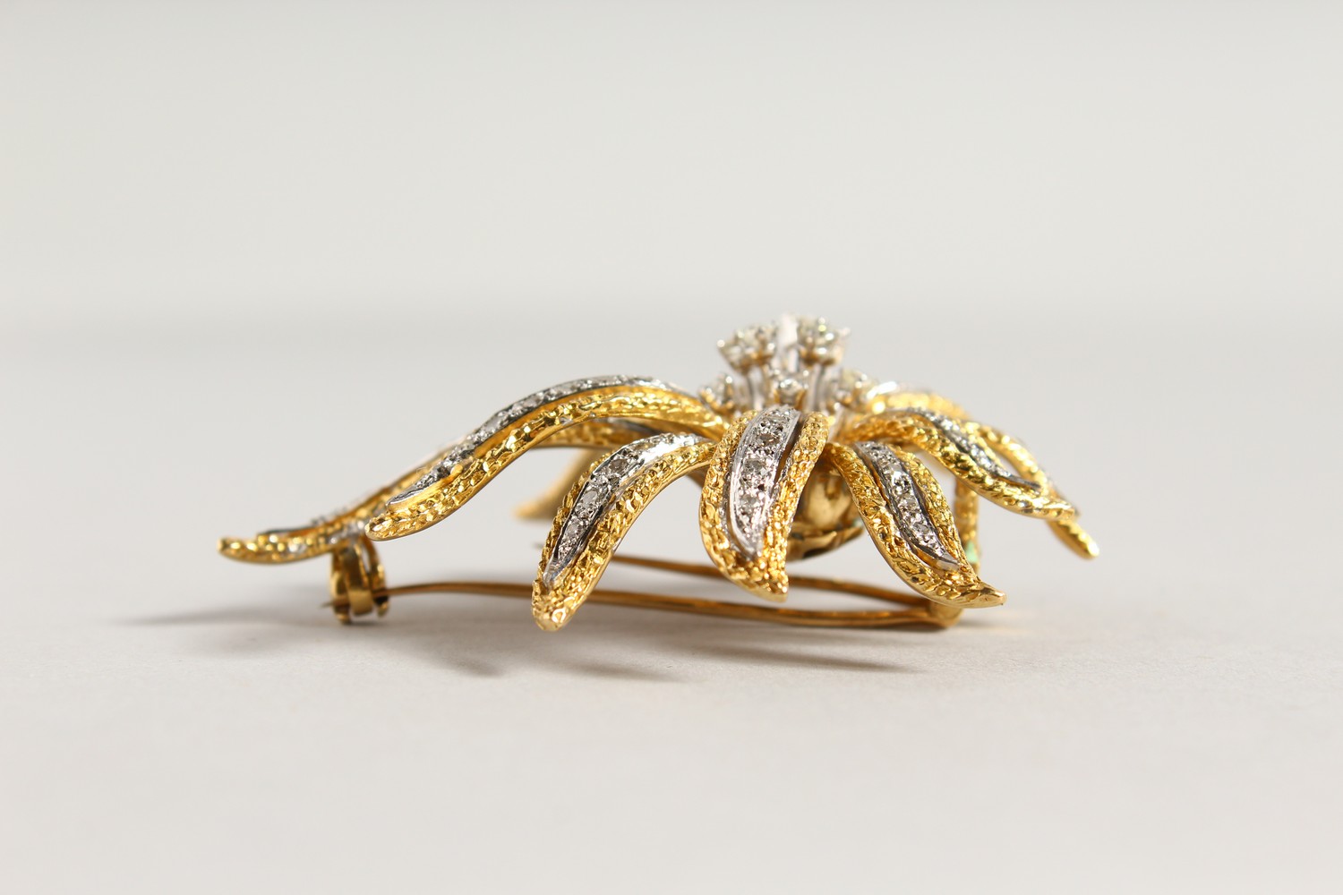 A GOOD 18CT GOLD AND DIAMOND SET FLOWER HEAD BROOCH. 2.25ins long. - Image 4 of 12