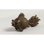 A SMALL JAPANESE BRONZE MODEL OF A FISH. 3ins long.