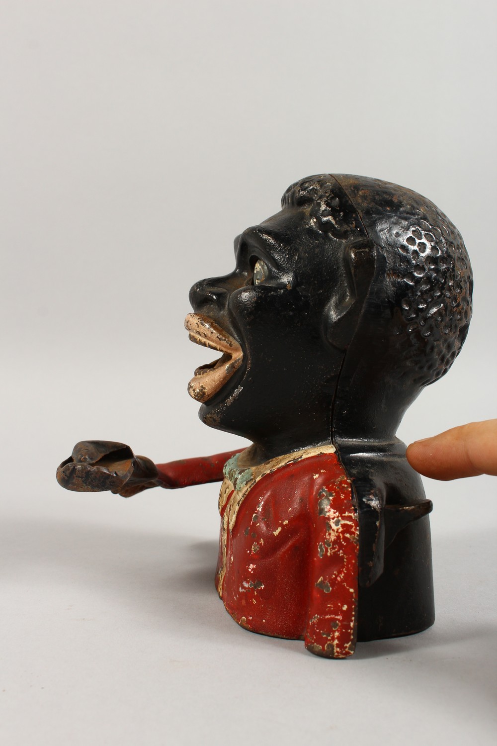 AN EARLY 20TH CENTURY NOVELTY CAST IRON MONEY BANK. - Image 2 of 5