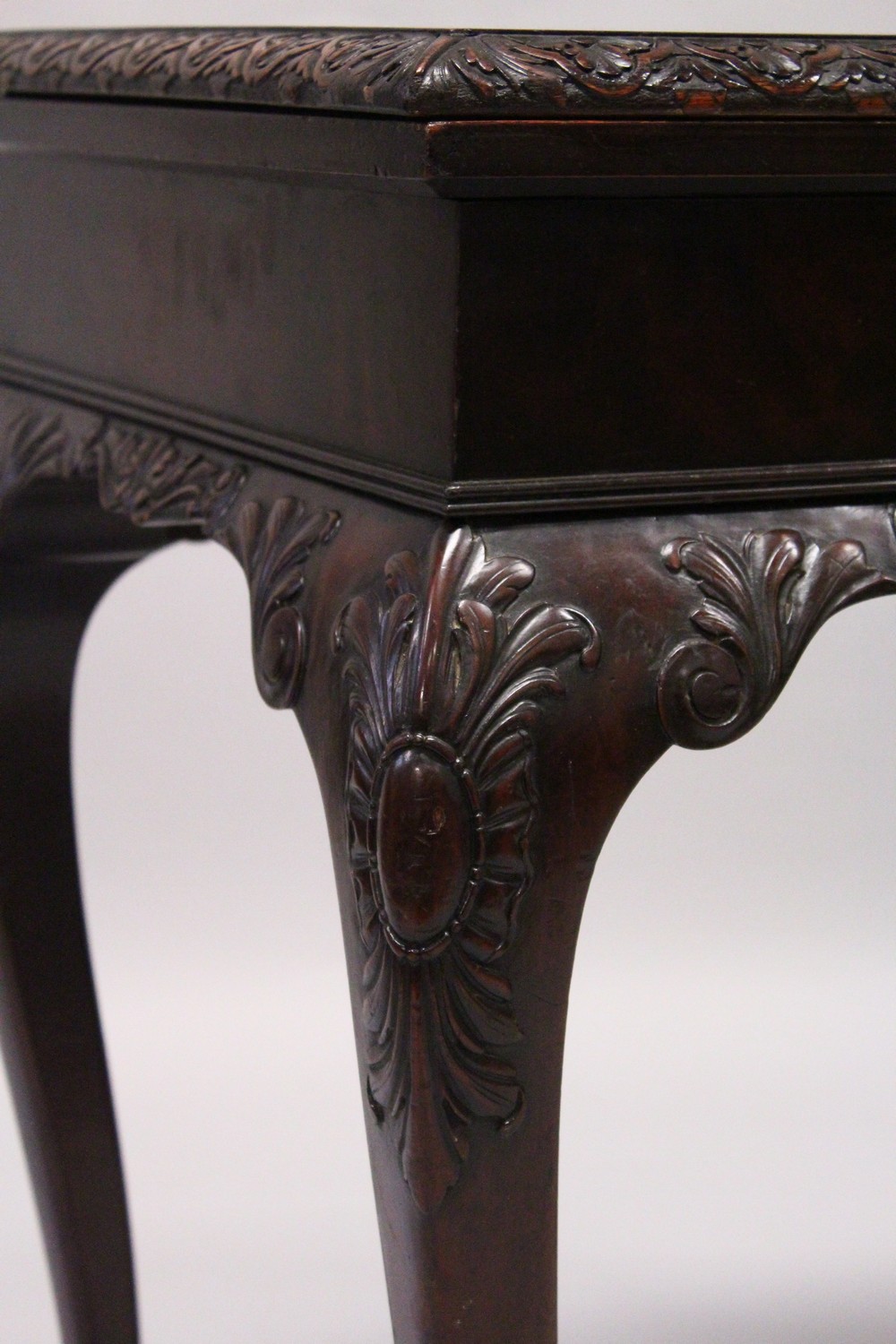 A GOOD GEORGE III DESIGN "IRISH" MAHOGANY FOLD-OVER CARD TABLE, EARLY 20TH CENTURY, with green baize - Image 3 of 10